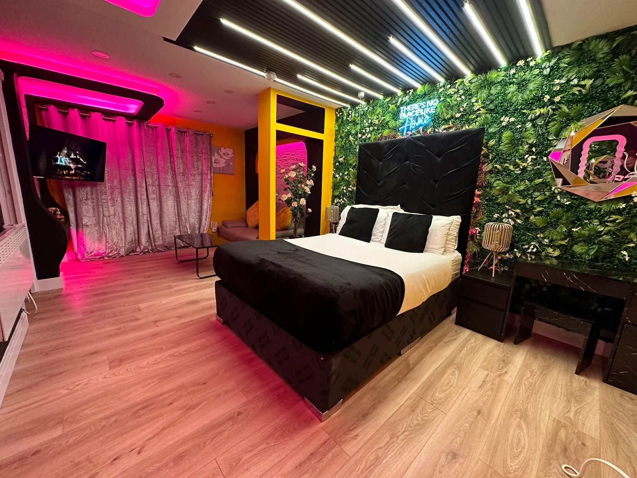 Suite-Deluxe-Whirlpool bath-Apartment 3