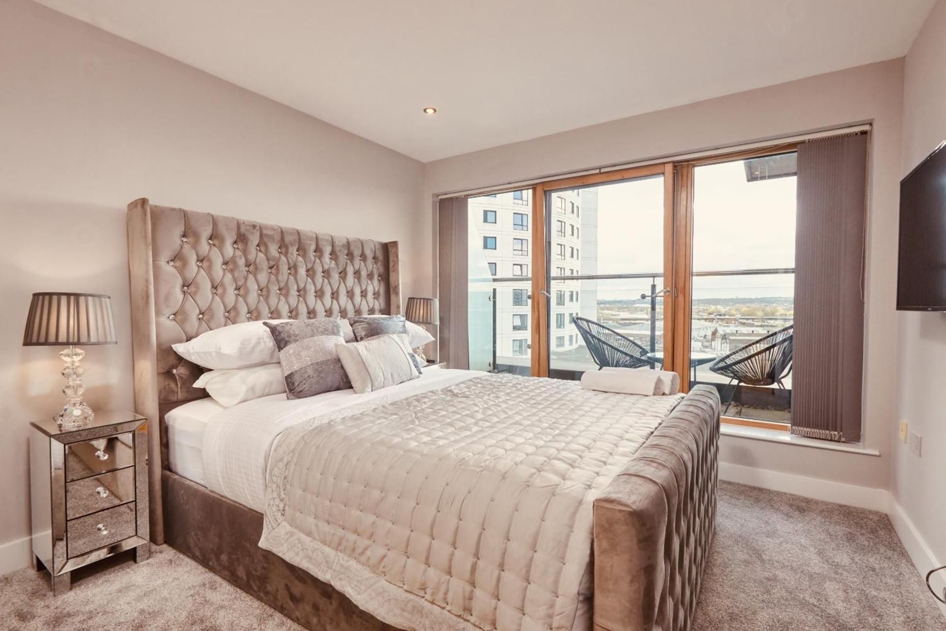 DELUXE APARTMENT