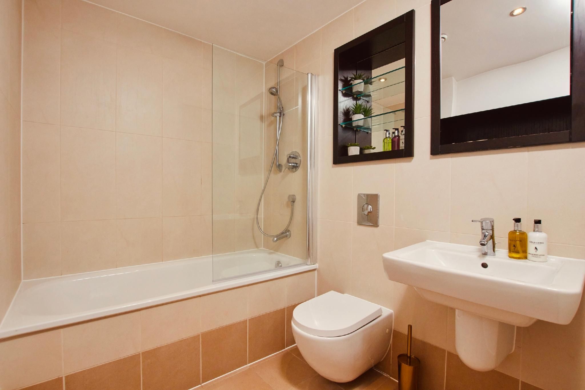 Apartment-Deluxe-Ensuite with Bath-Balcony-King Deluxe City Apt New