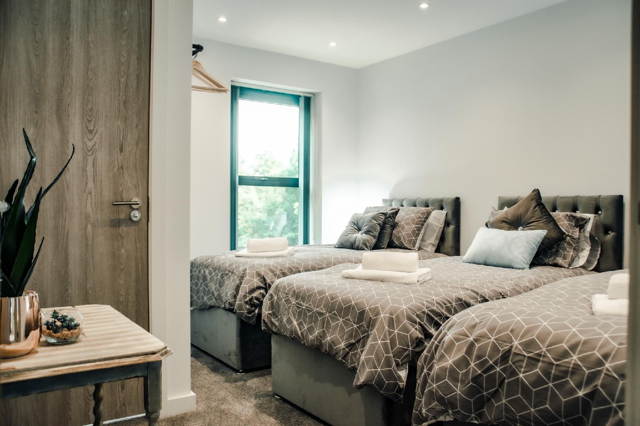 Rare Modern TownHouse -Home-Luxury-Ensuite with Shower-Garden View