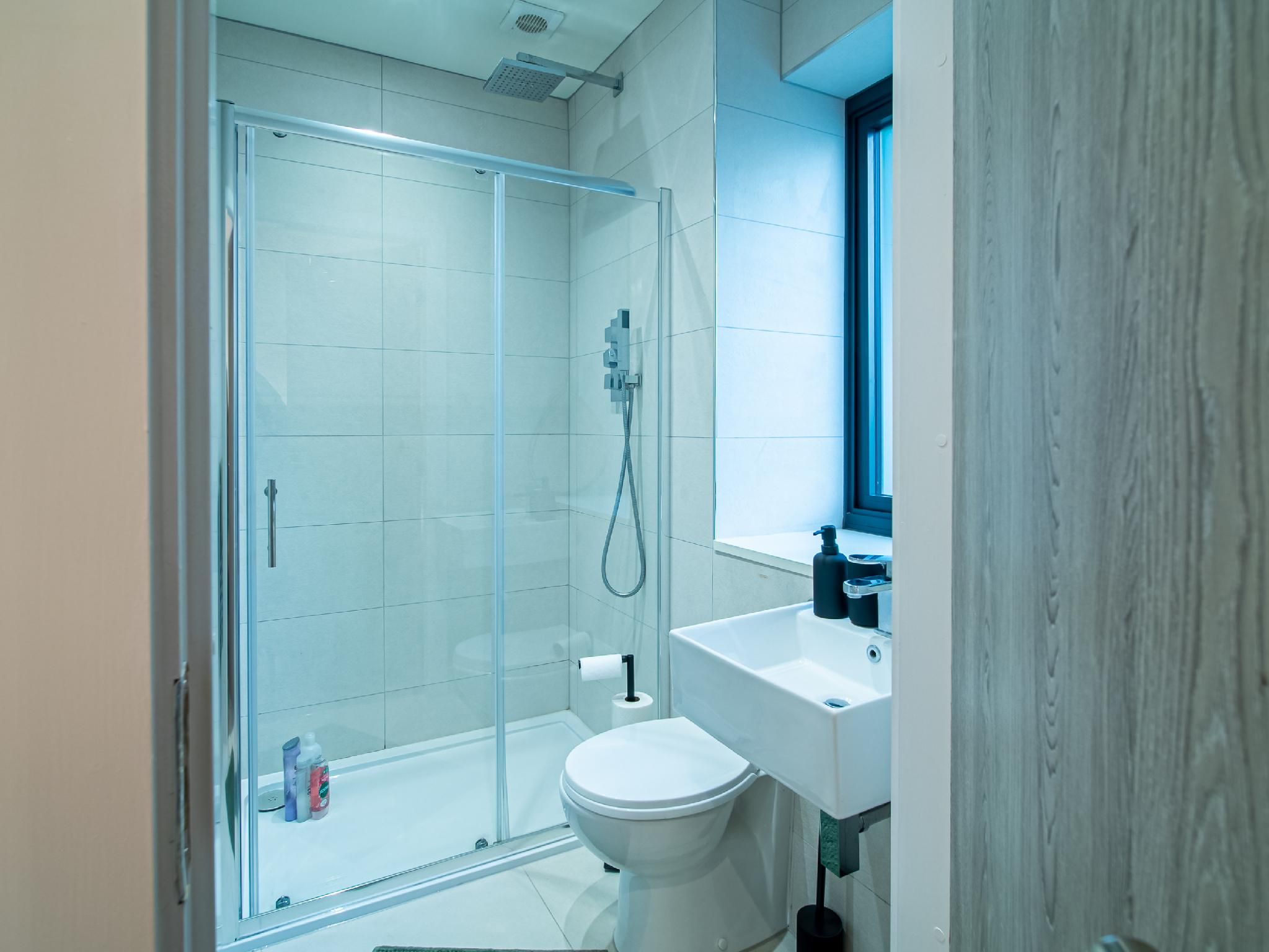 Modern-House-Ensuite with Bath-Garden view-Free Private Parking