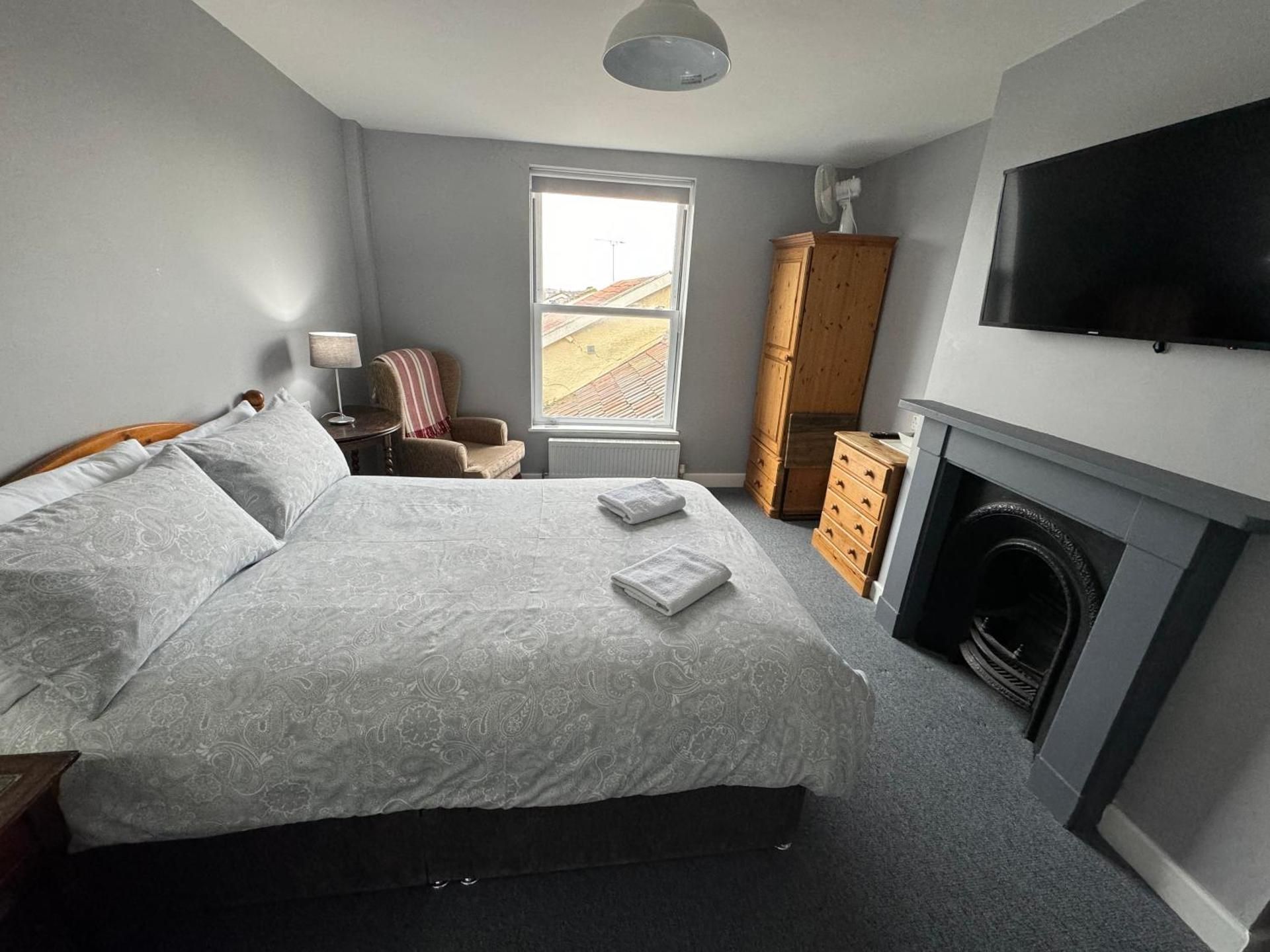 The Elms Guest House Bristol Double Room with Private Bathroom