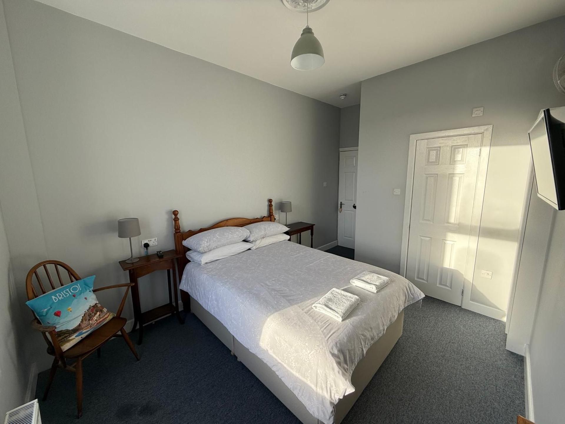 The Elms Guest House Bristol Double Room with Private Bathroom 2