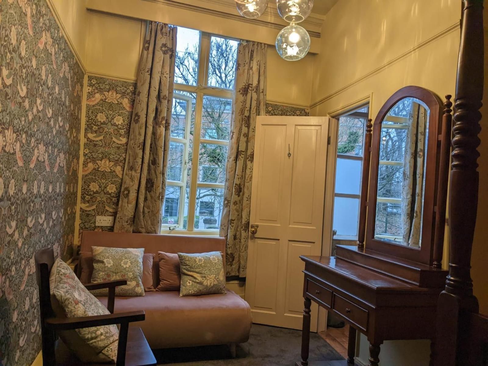 Black Swan Deluxe King Room 3