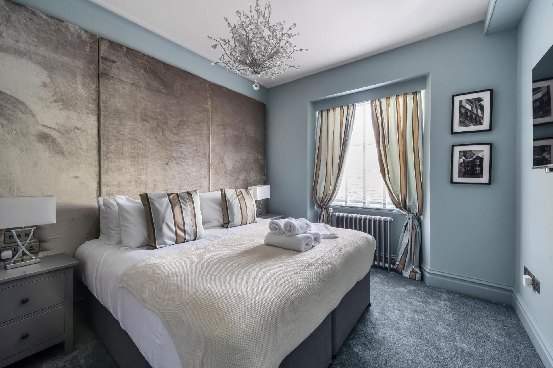 DELUXE APARTMENT
