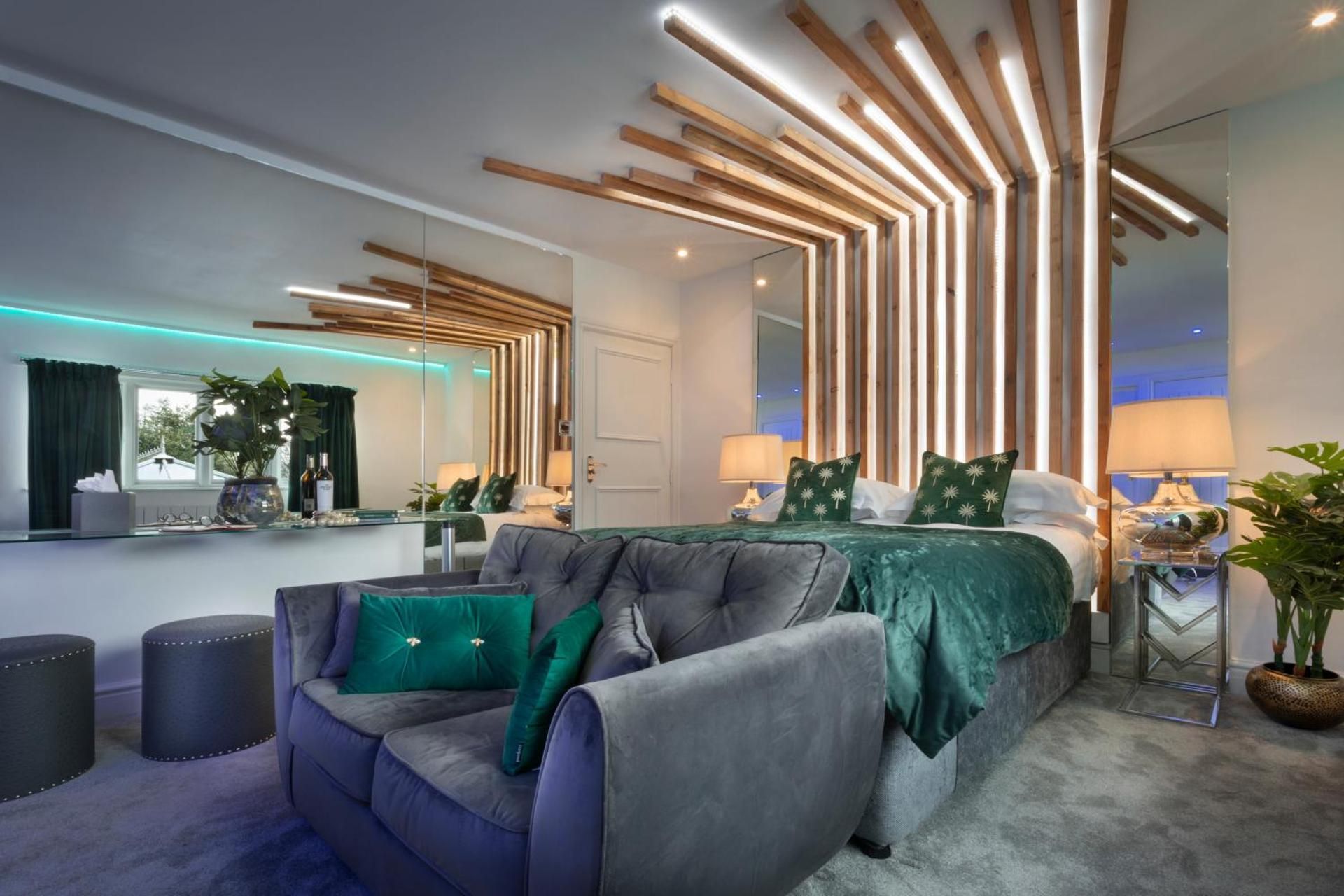 Deluxe Queen Suite