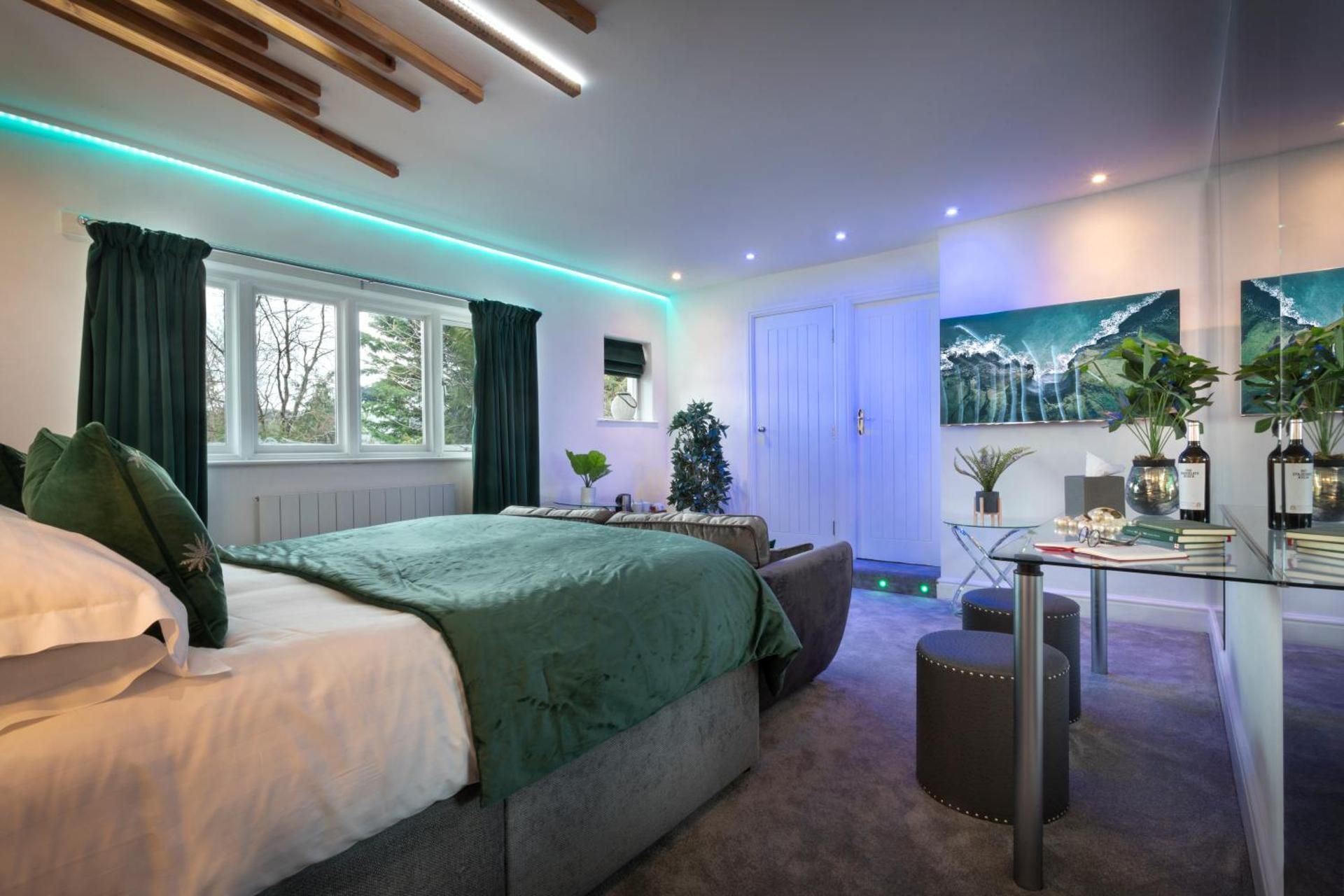 Deluxe Queen Suite