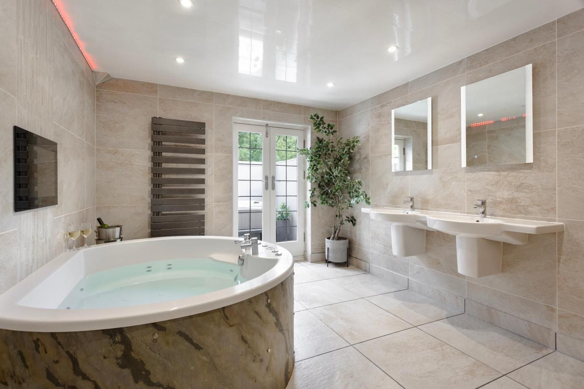 Superior Suite with Hot Tub - Acacia