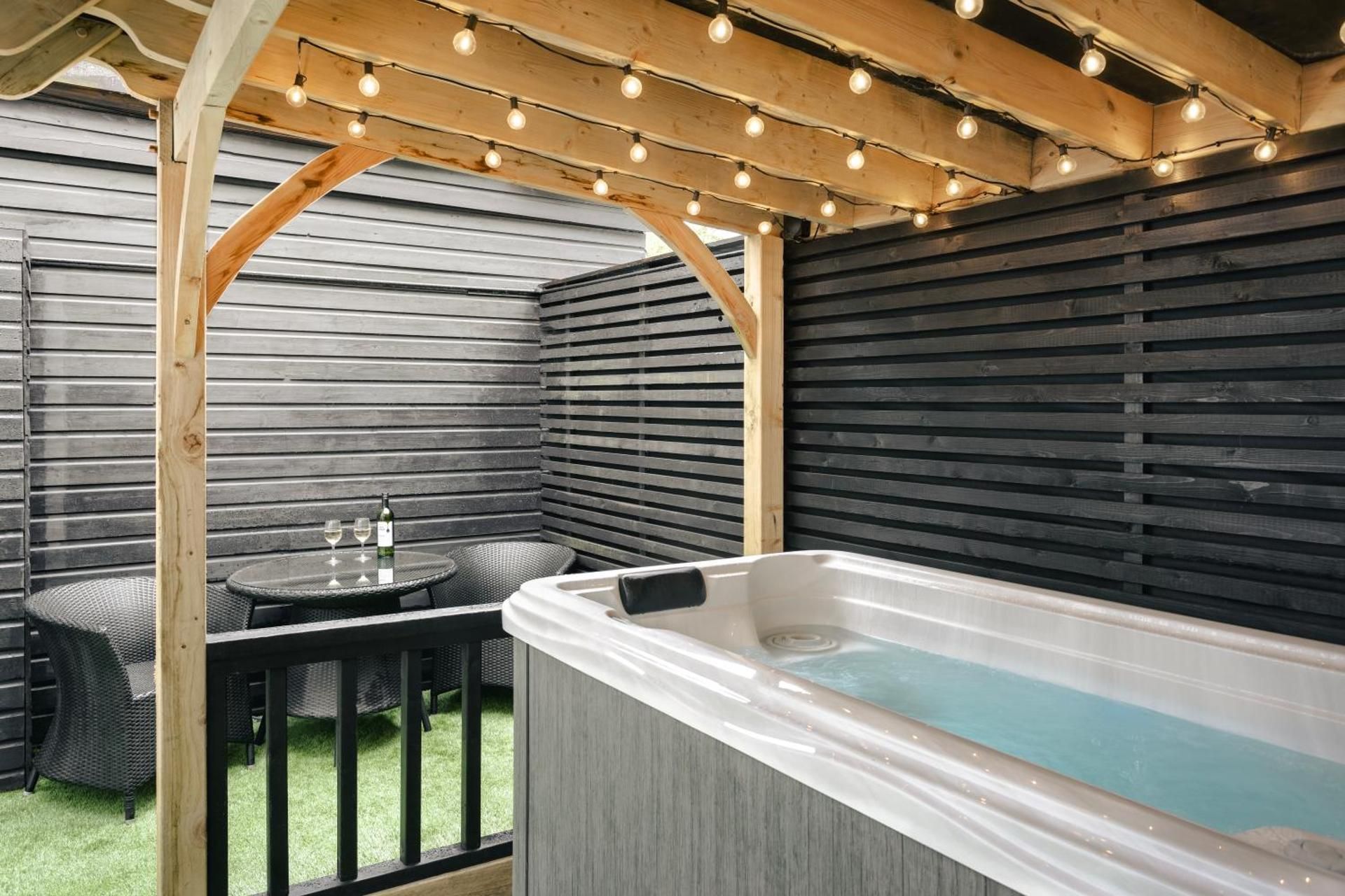 Luxury Suite with Hot Tub