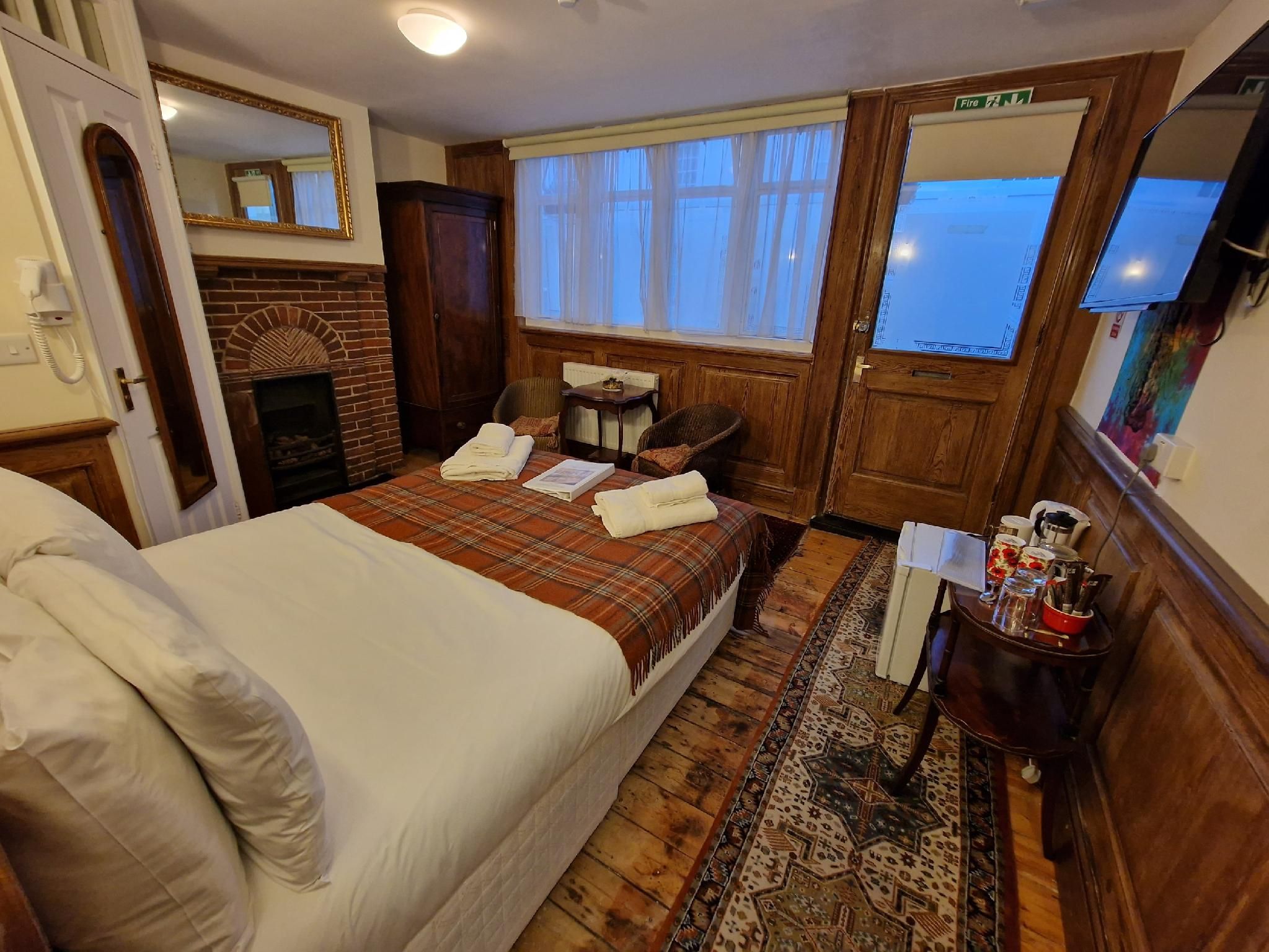 Rm 5 Snug - Ground Floor-Double room-Standard-Street View-Ensuite with Shower