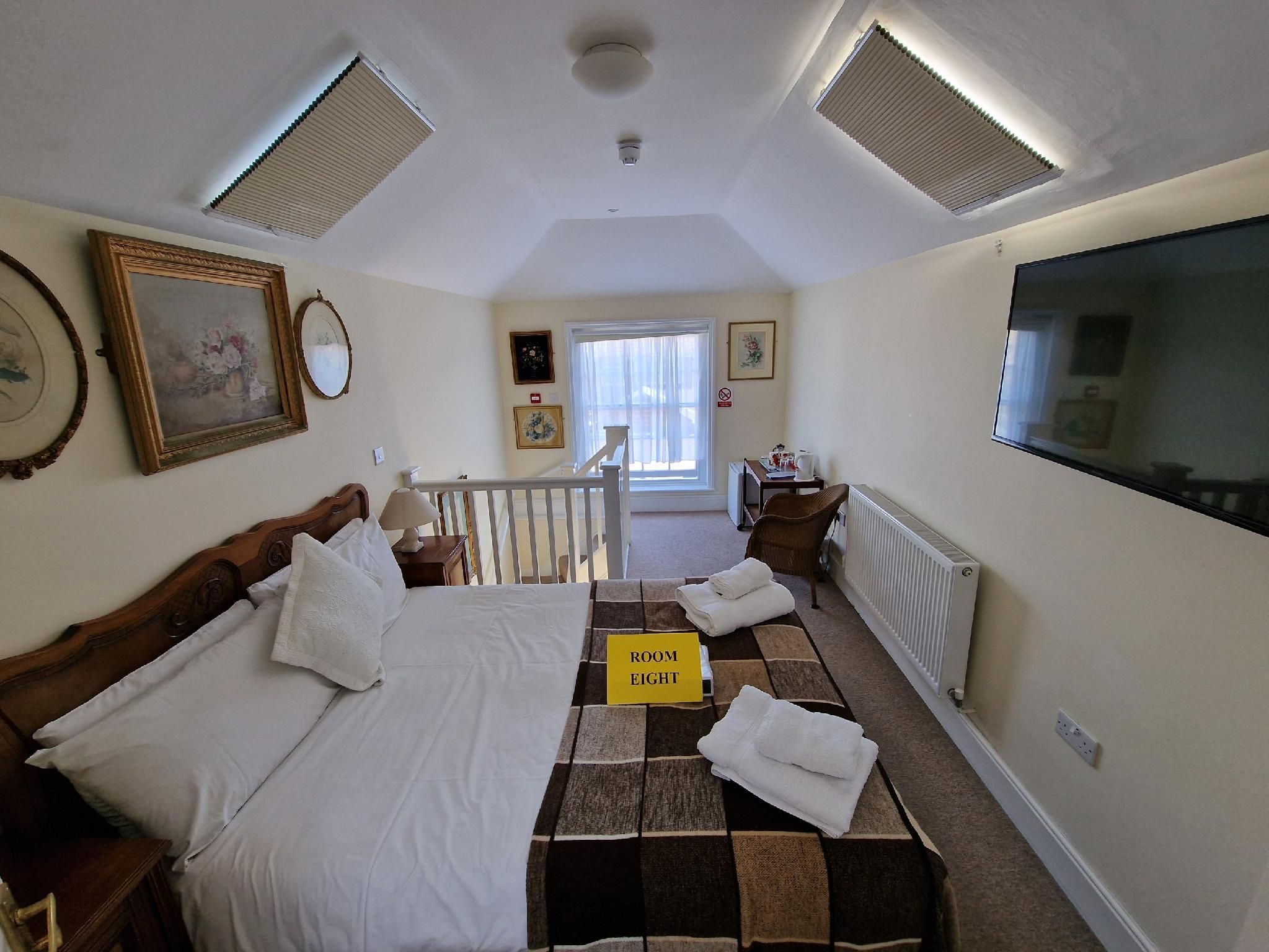 Rm 8 1st Floor -Double room-Garden View-Traditional-Ensuite with Shower