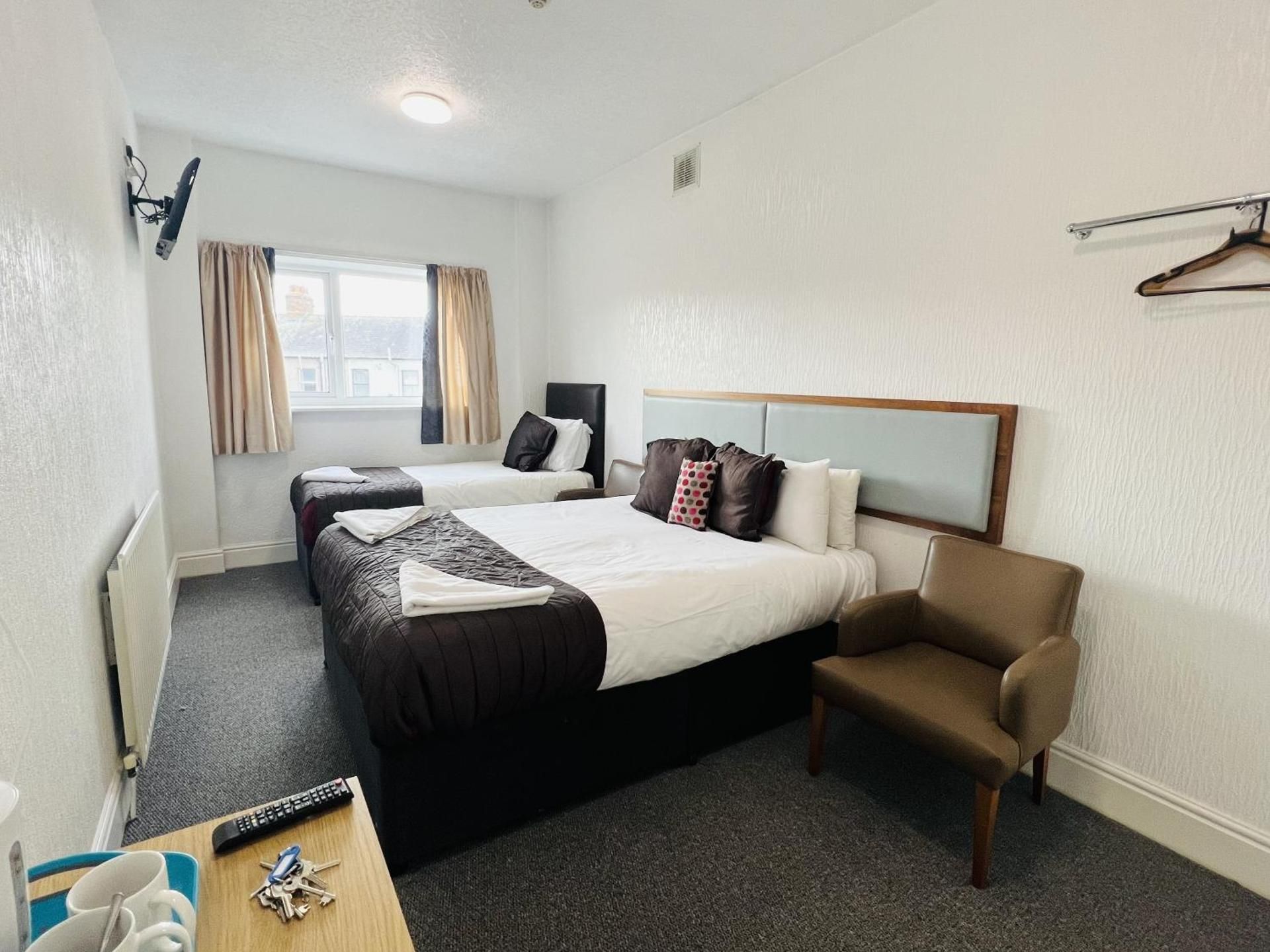 Family room-Family-Ensuite with Shower-Street View