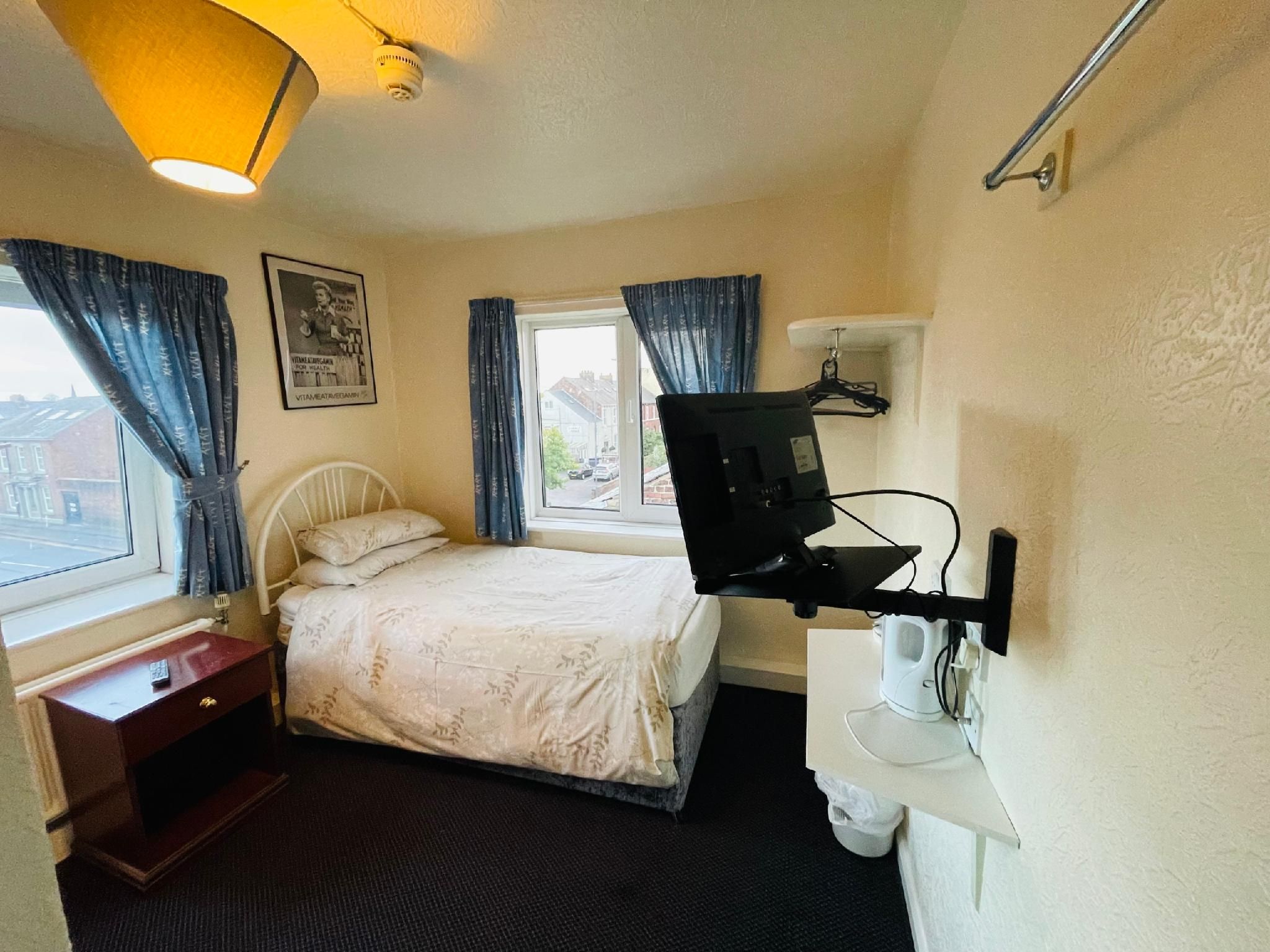 The Roadhouse Hotel single room-basic-private bathroom