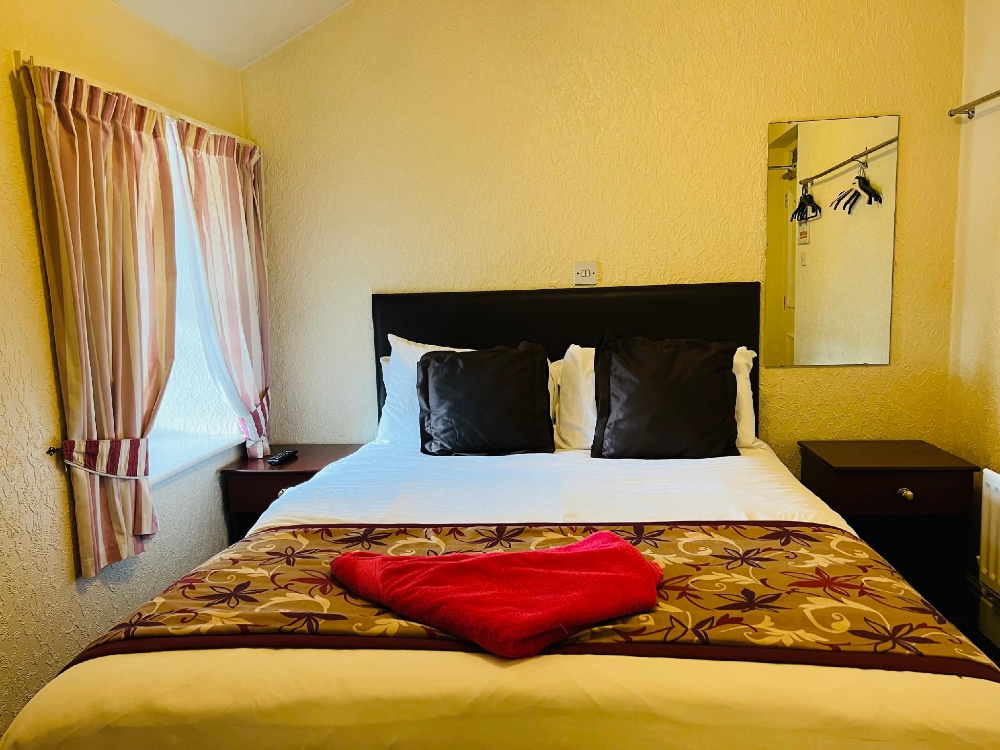 Double room-Large-Ensuite with Shower