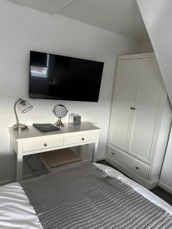 Isabella Rooms Double Room with Private External Bathroom 3