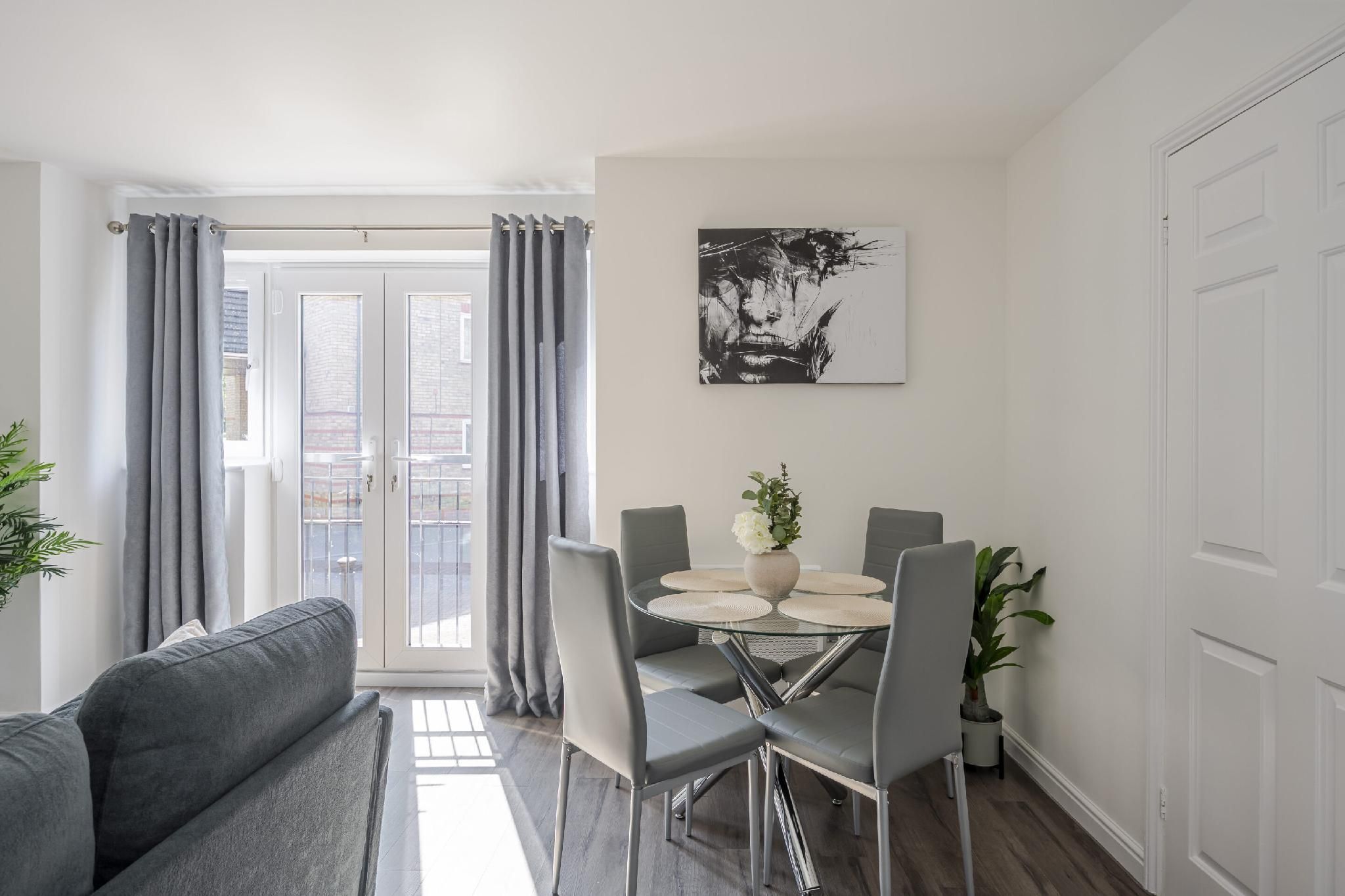 Luxurious 2 Bed with Free Parking near Chelmsford City