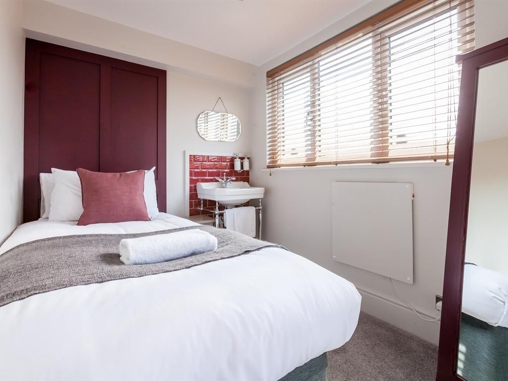 Single room-Shared Bathroom-Rooms 5,6, 8 and 9