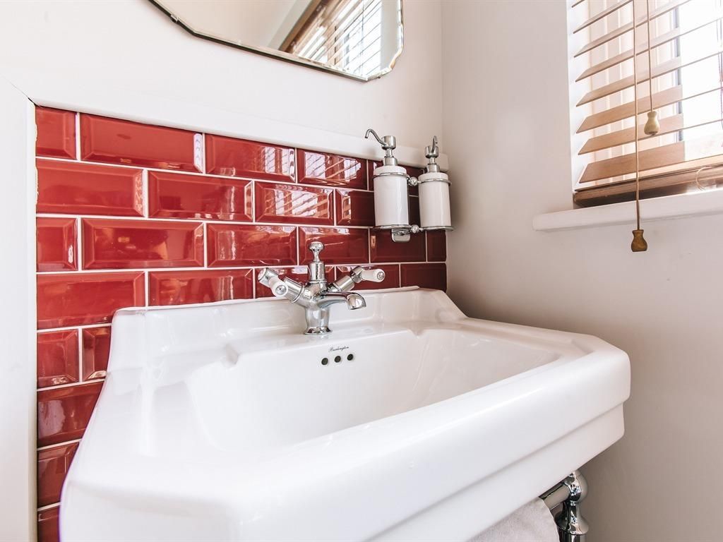 Single room-Shared Bathroom-Rooms 5,6, 8 and 9