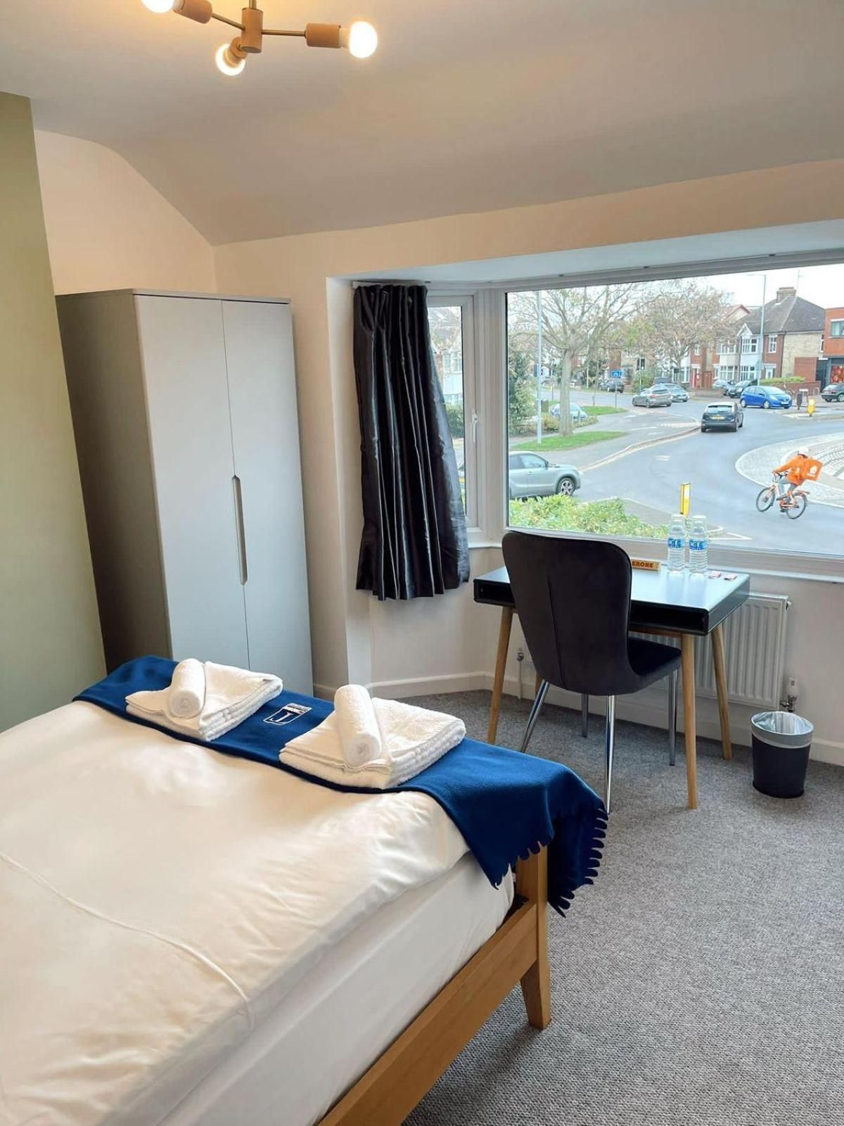 Cambridge Studios and Suites by Tas Accommodations Large Double Room