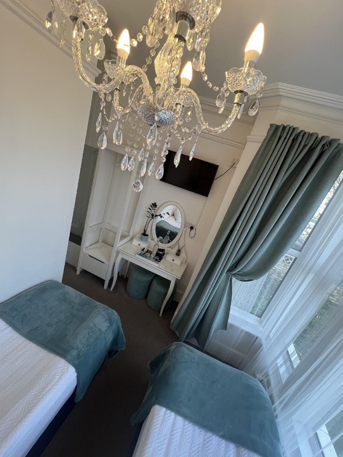 A & B Guest House Twin room-Standard-Ensuite with Shower-Garden View 3