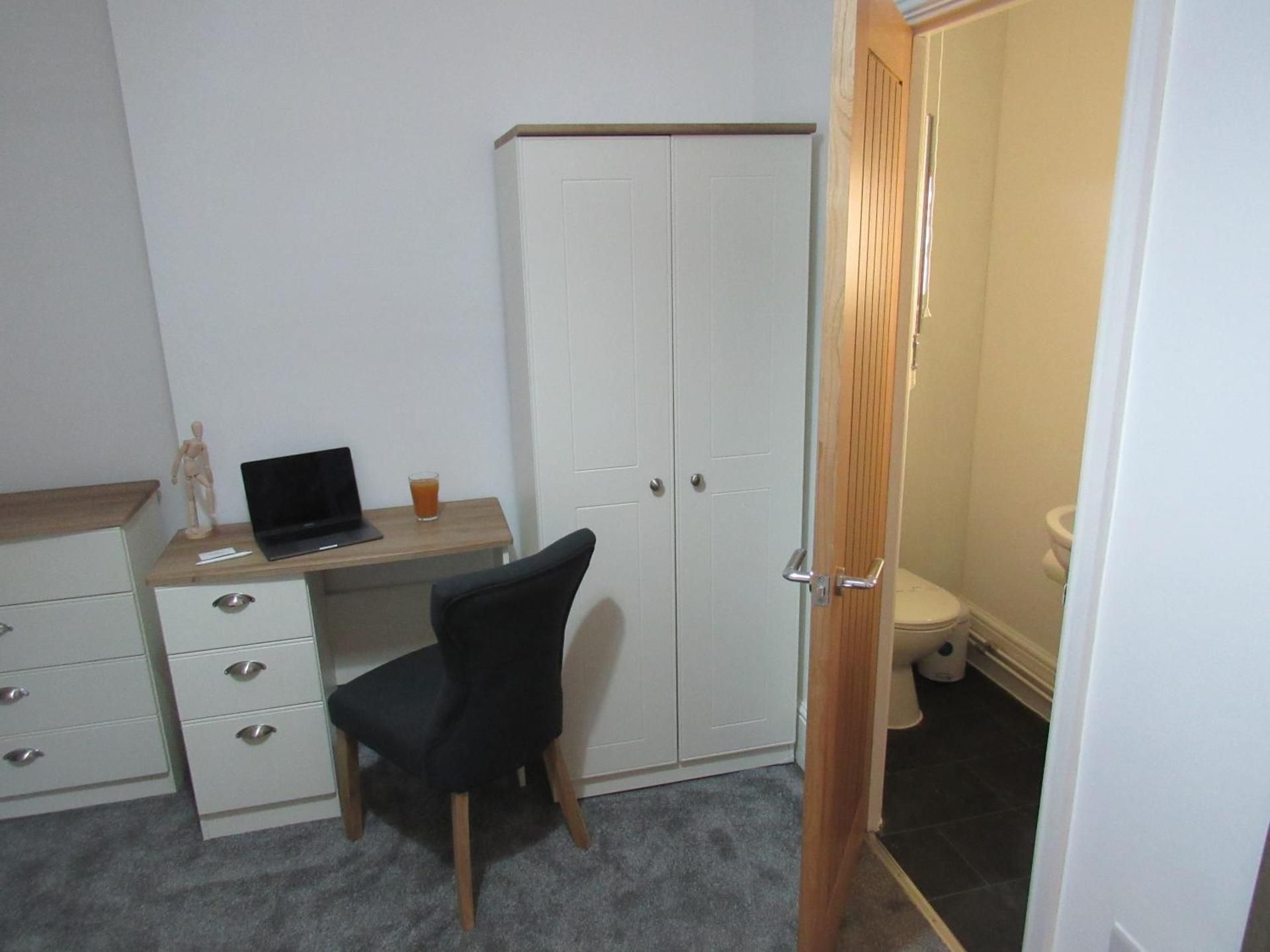 En-Suite Large Double Room with Communal Patio