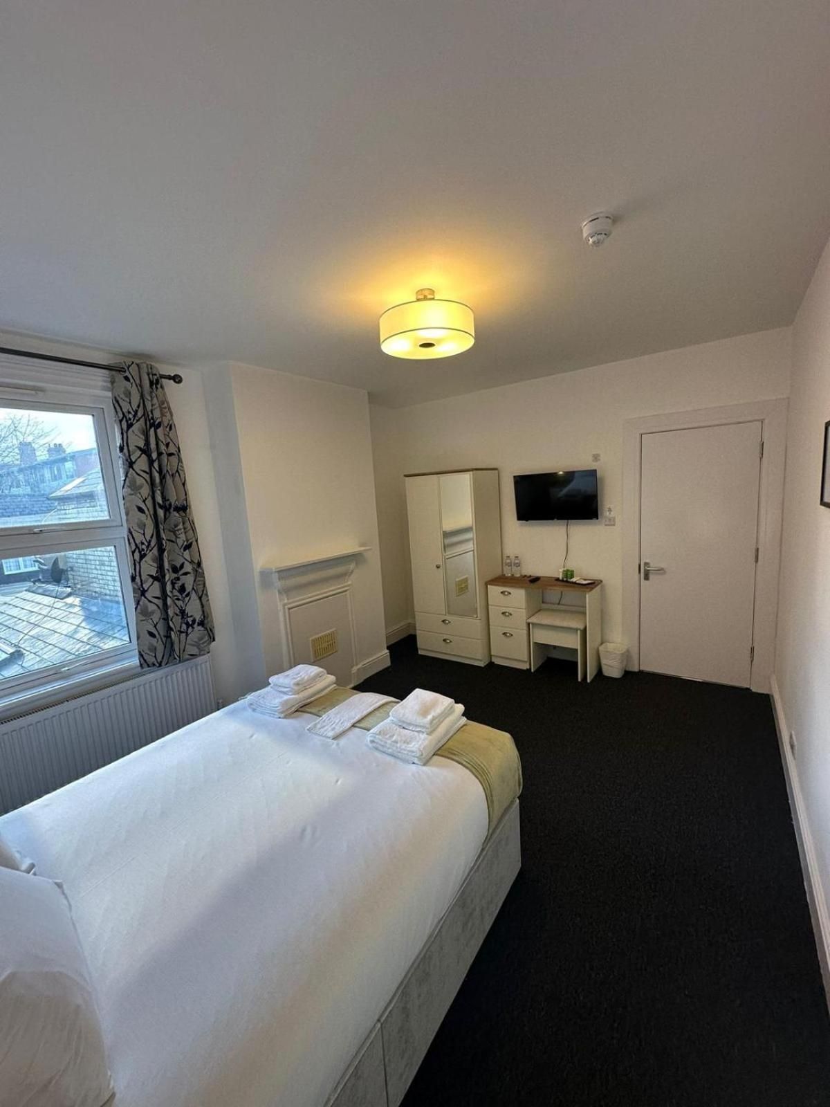 Cambridge Central Rooms - Tas Accommodations Standard Double Room with Shared Bathroom 2