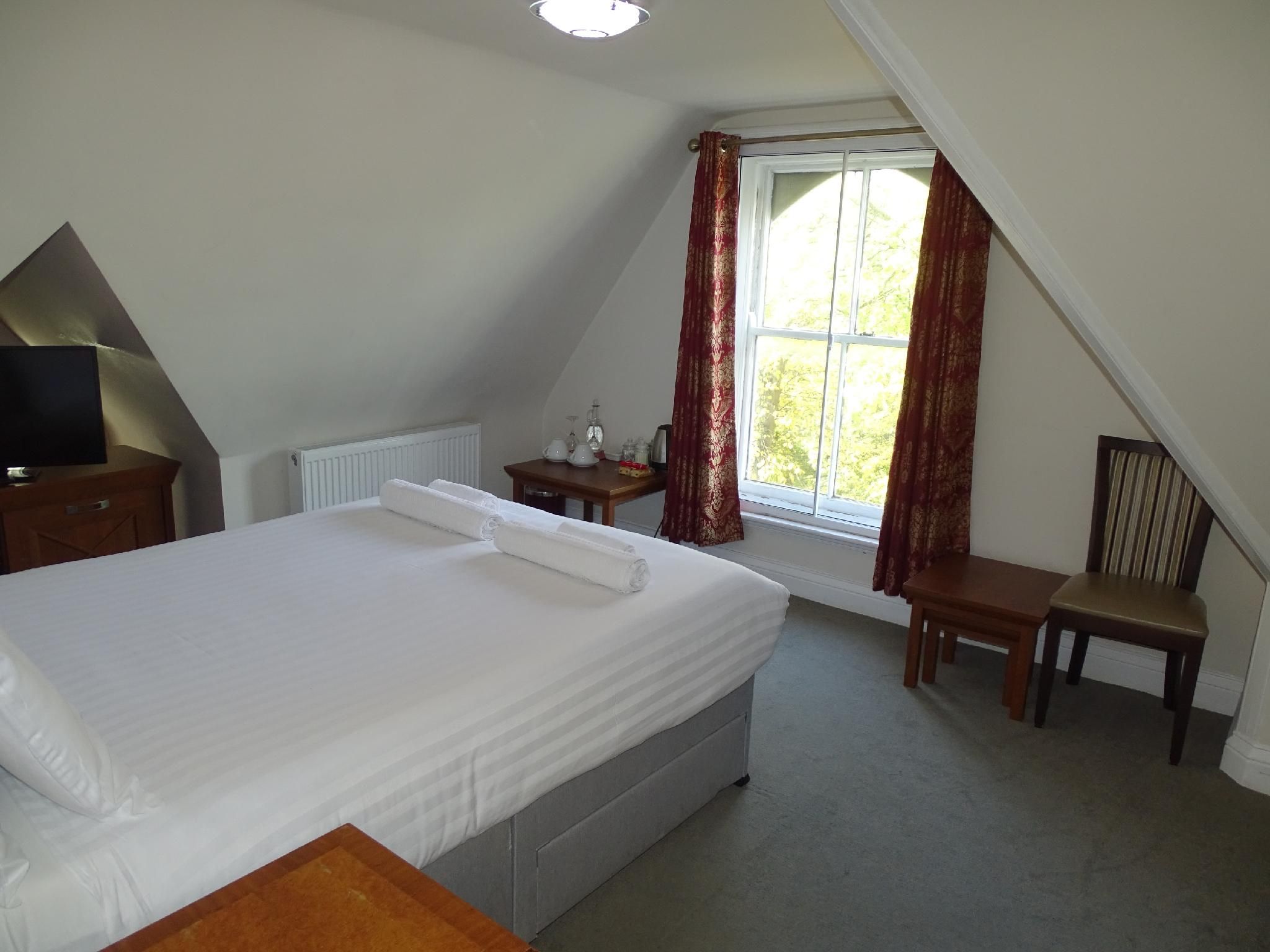 Milverton Hotel Comfort-Double Room-Ensuite-Vineyard View-R7 2