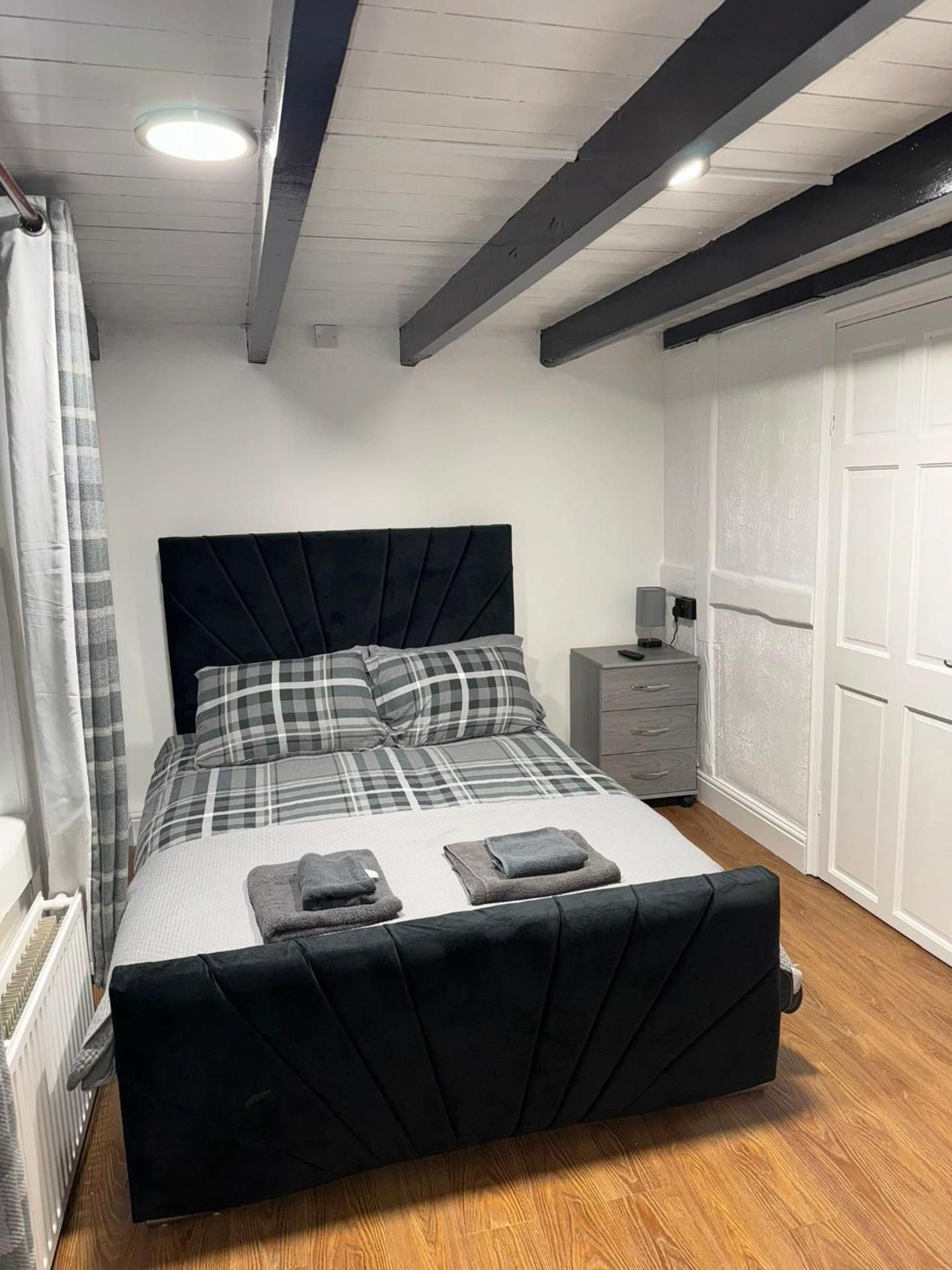 Rainsough Cottage Guest House - Shared Bathroom - Free Parking & WiFi