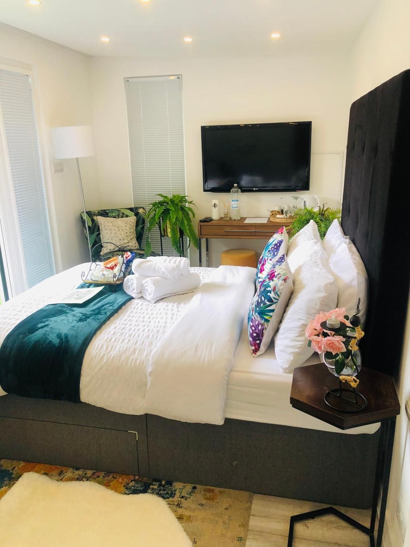 MeeZee Pearl Double Bed Lodge With Free Parking Double Room 2