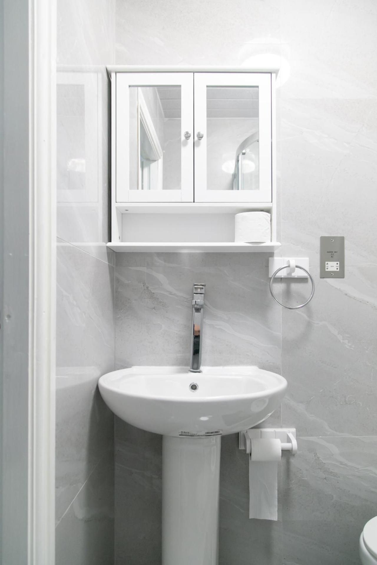 Hill's View Apartments One Bedroom Apartment