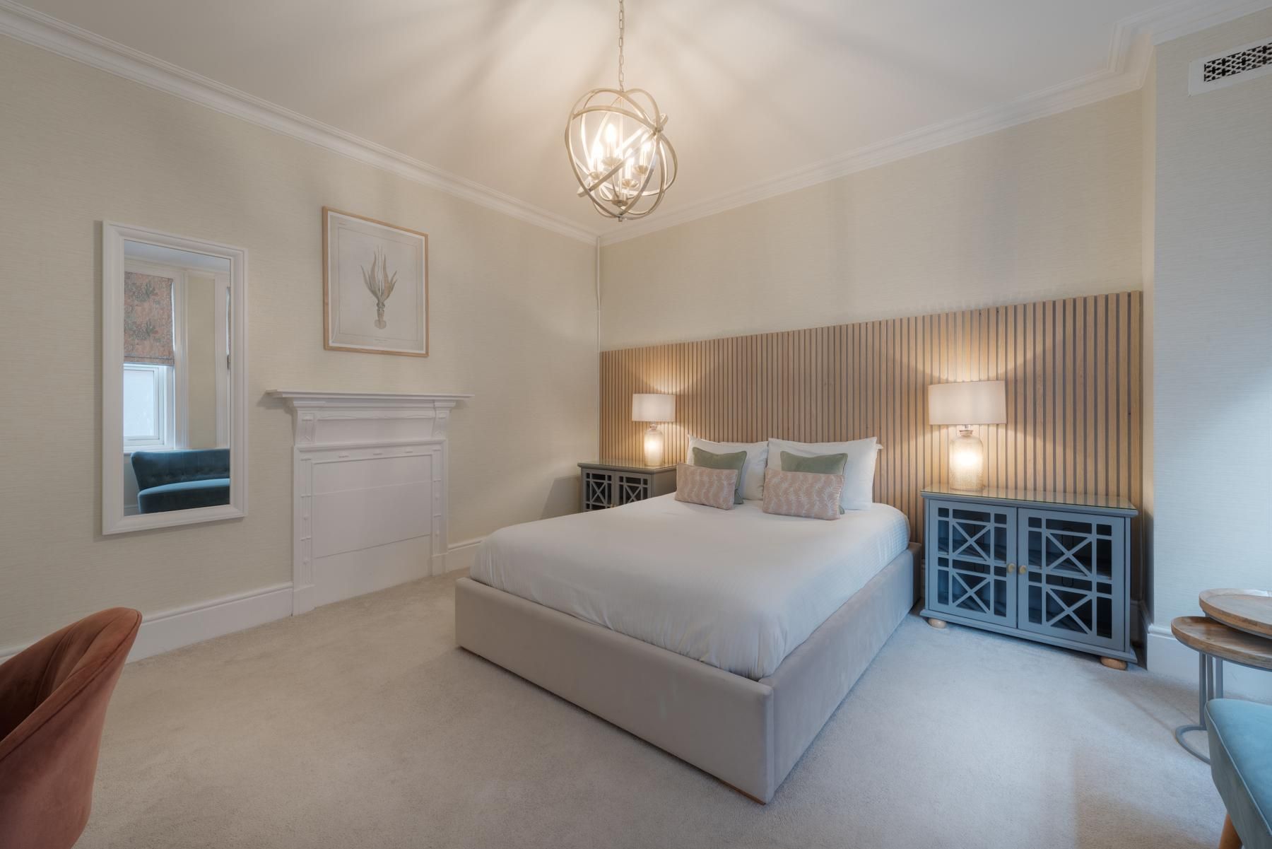 Deluxe - 1 King Bed
