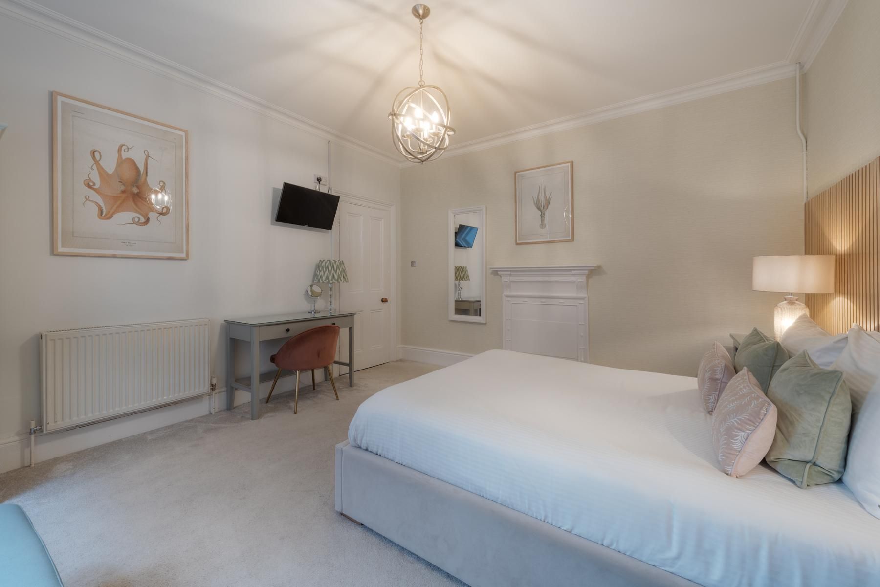 Deluxe - 1 King Bed
