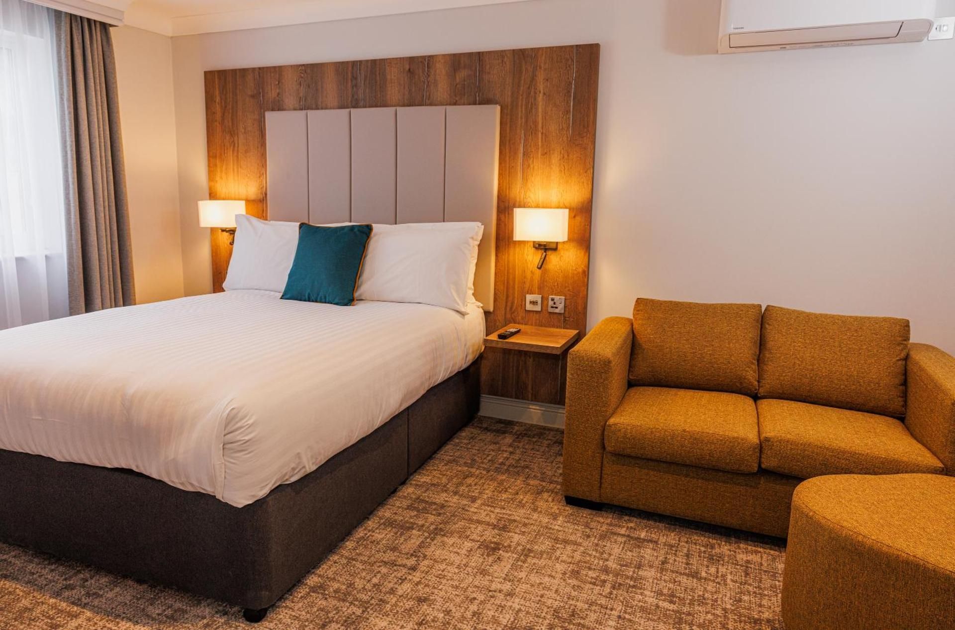 Junior Queen Suite with Lounge