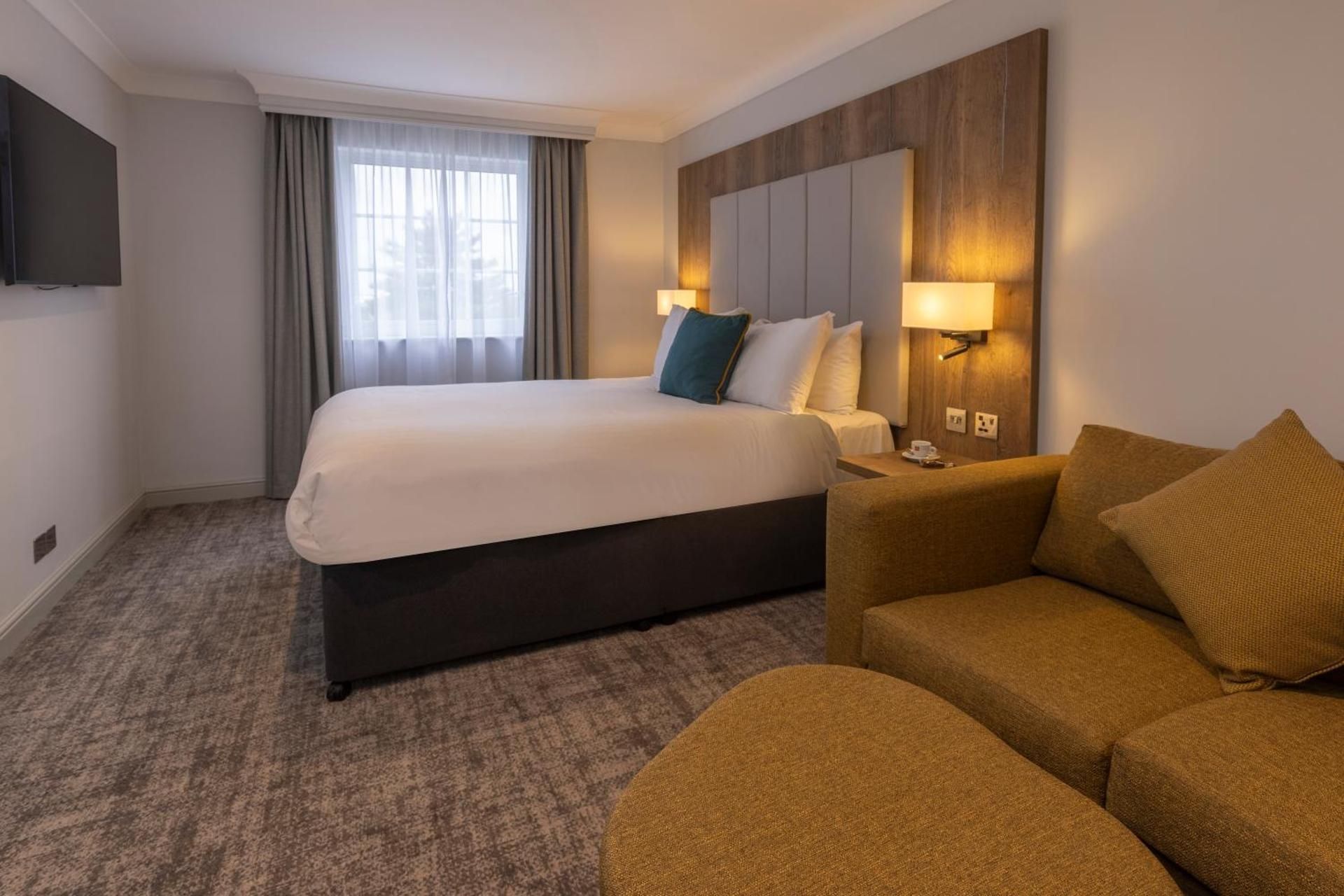 Junior Queen Suite with Lounge