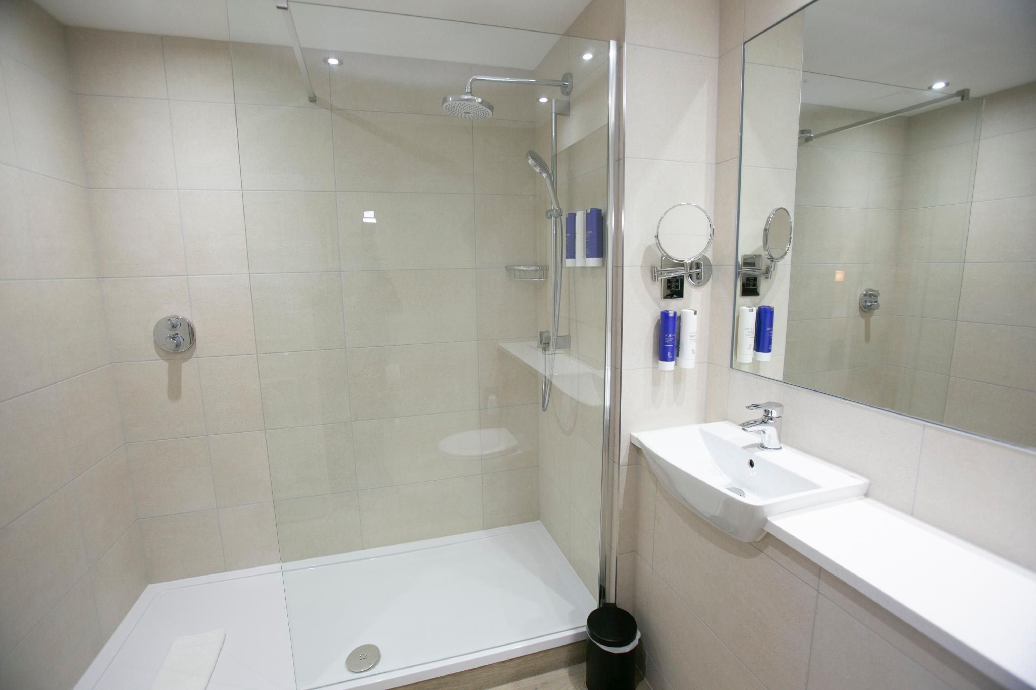 1 Queen Junior Suite