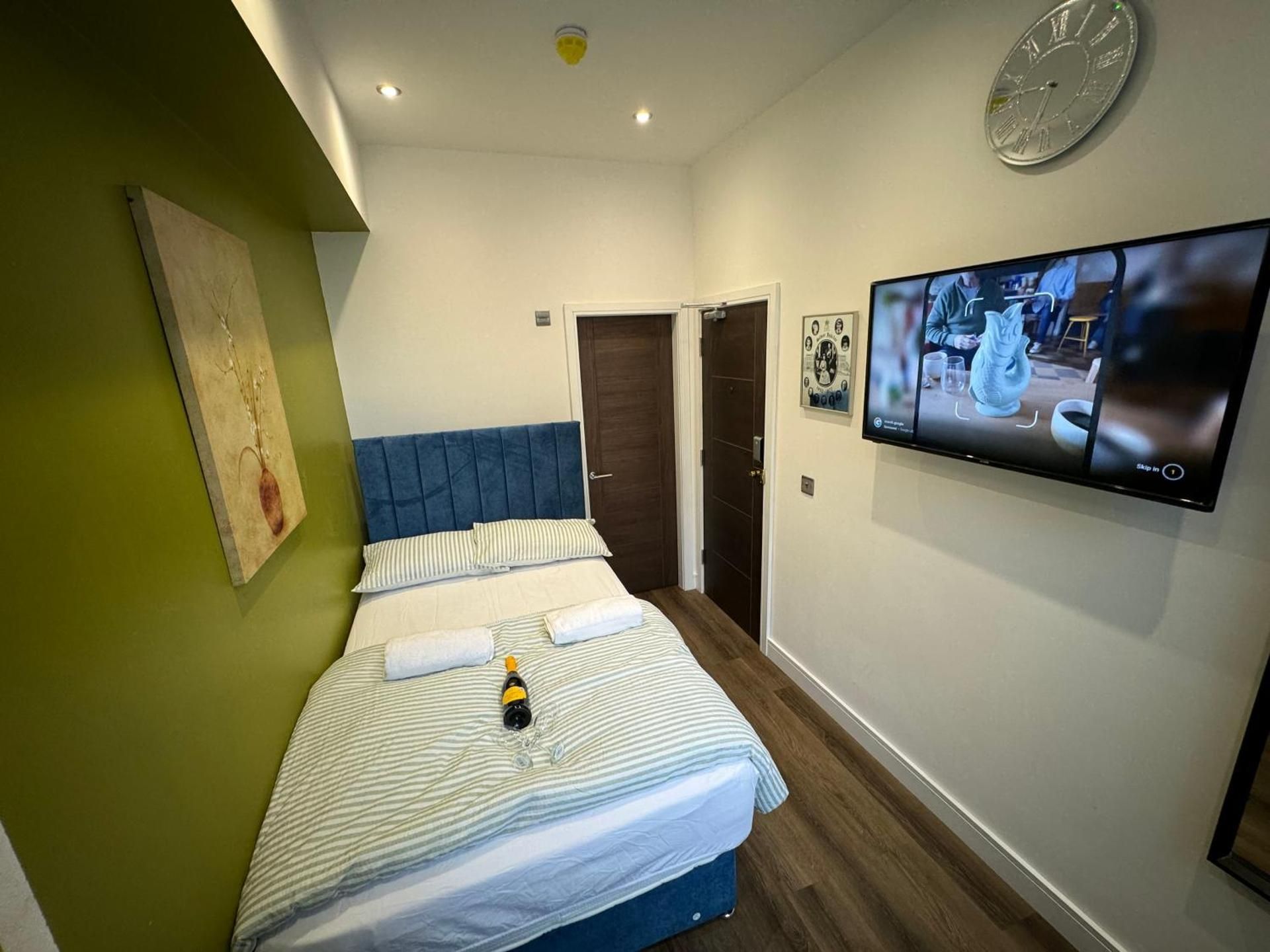 Deluxe One-Bedroom Apartment