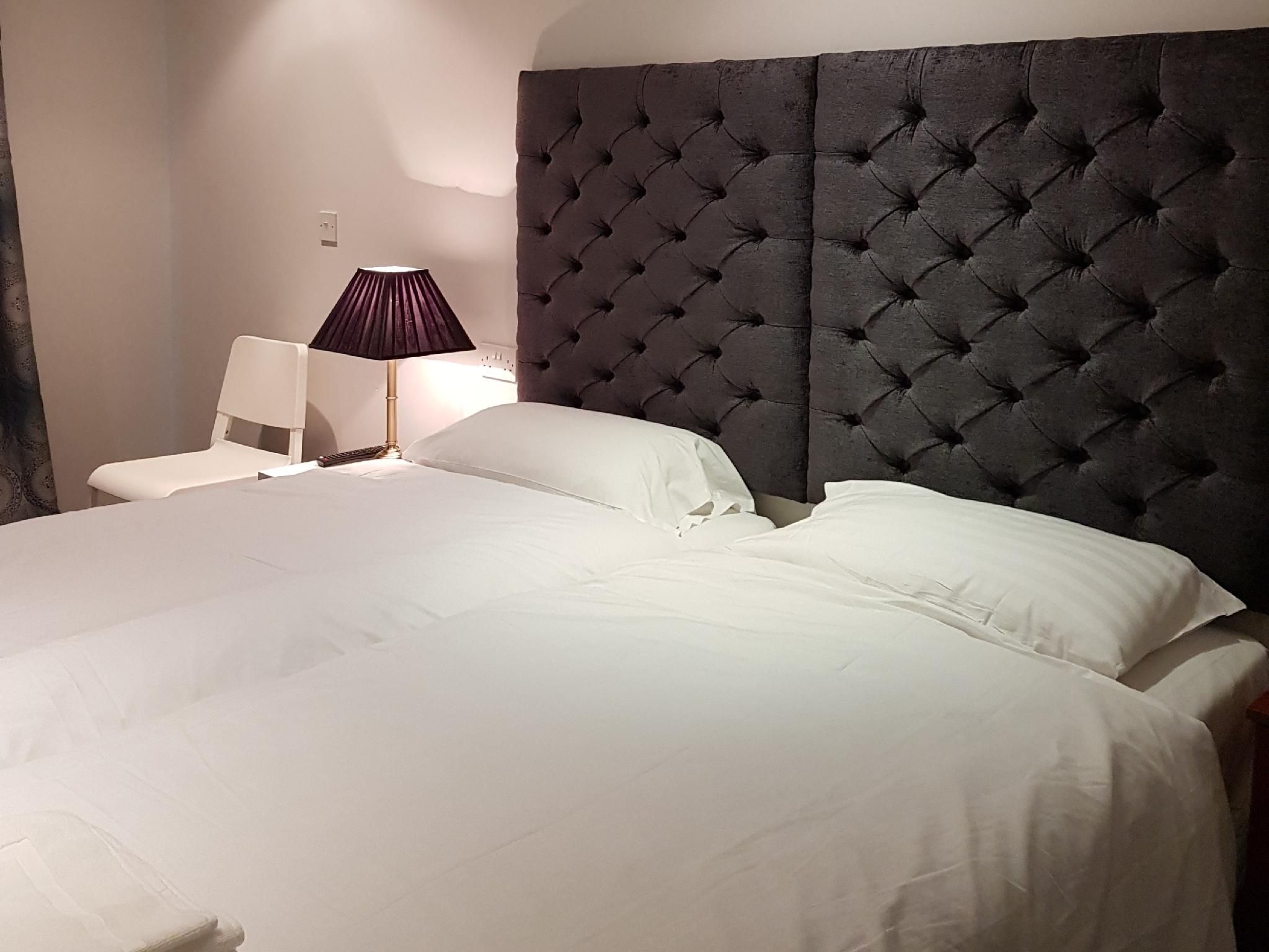 Blagrave Rooms Double or Twin-Family-Ensuite with Shower