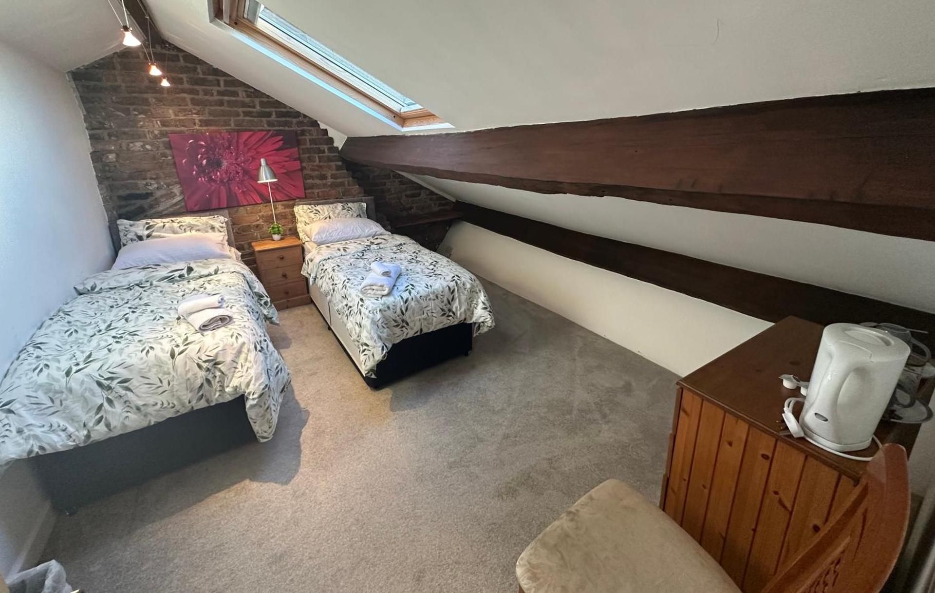 SMALL DOUBLE OR TWIN ROOM