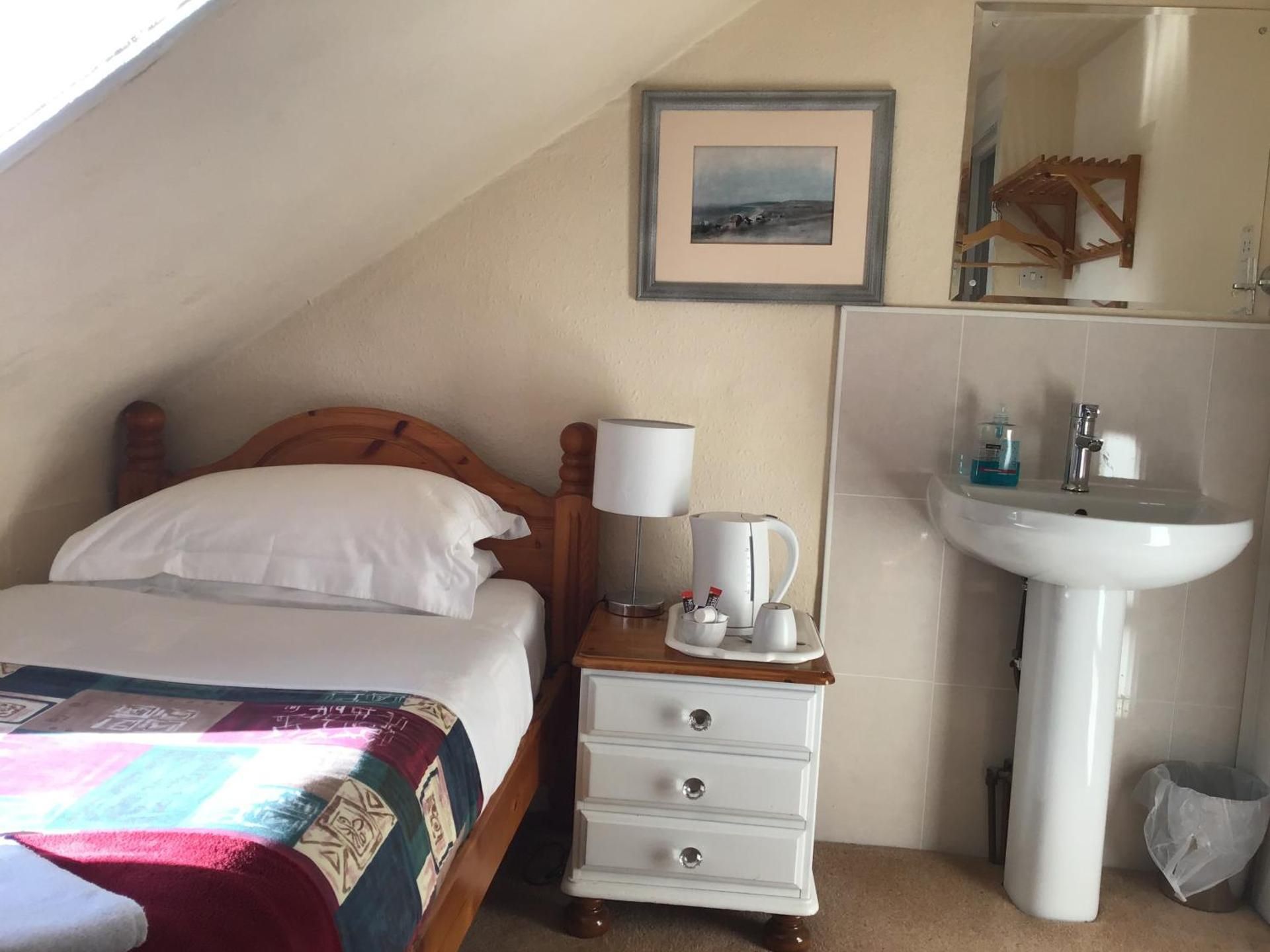 Budget Single Room with Shared Bathroom