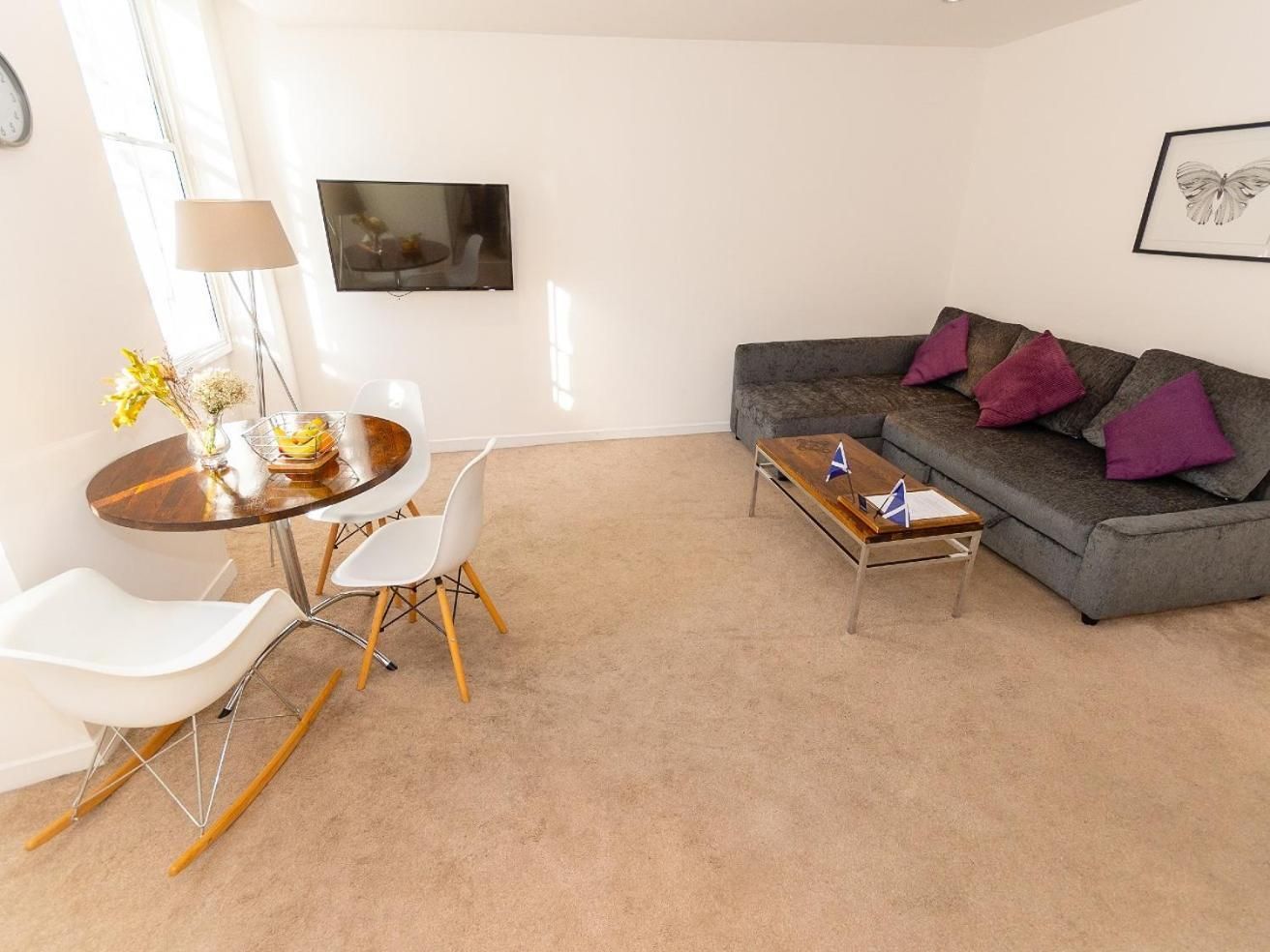 Deluxe One-Bedroom Apartment