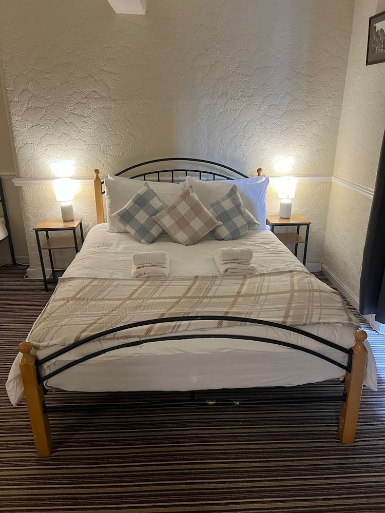Edinburgh Travel Guest House Standard Double Room, Shared Bathroom 3