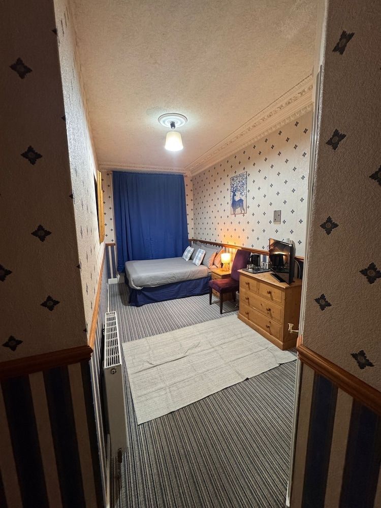 Edinburgh Travel Guest House Standard Double Room, Shared Bathroom 2