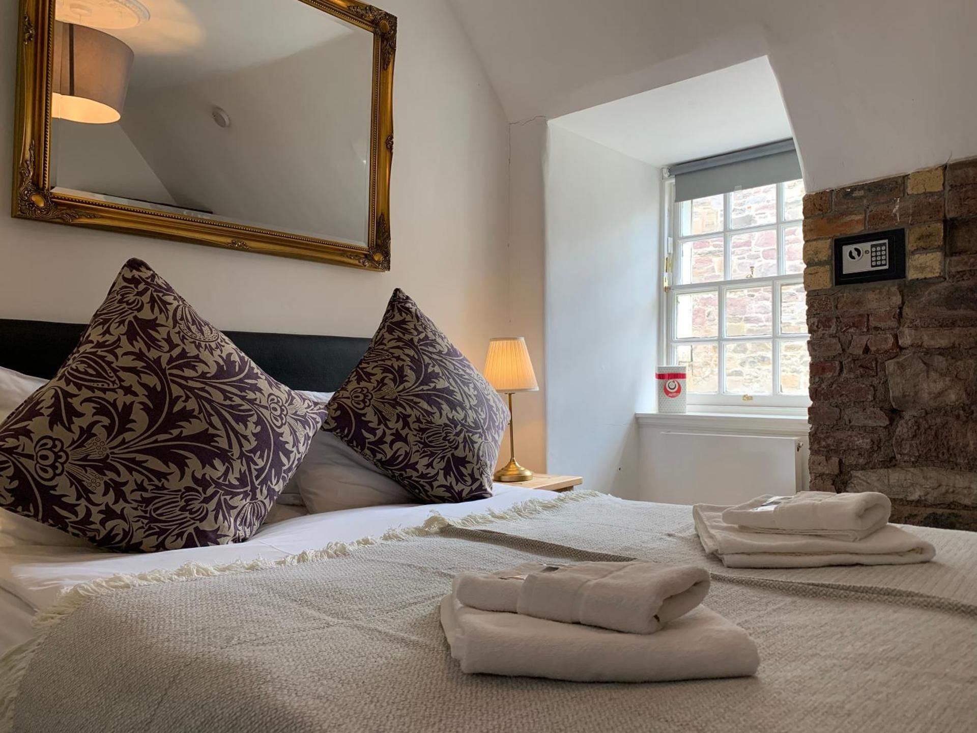 Royal Mile Sir Hume Residency Deluxe Double Room - Kirkhill