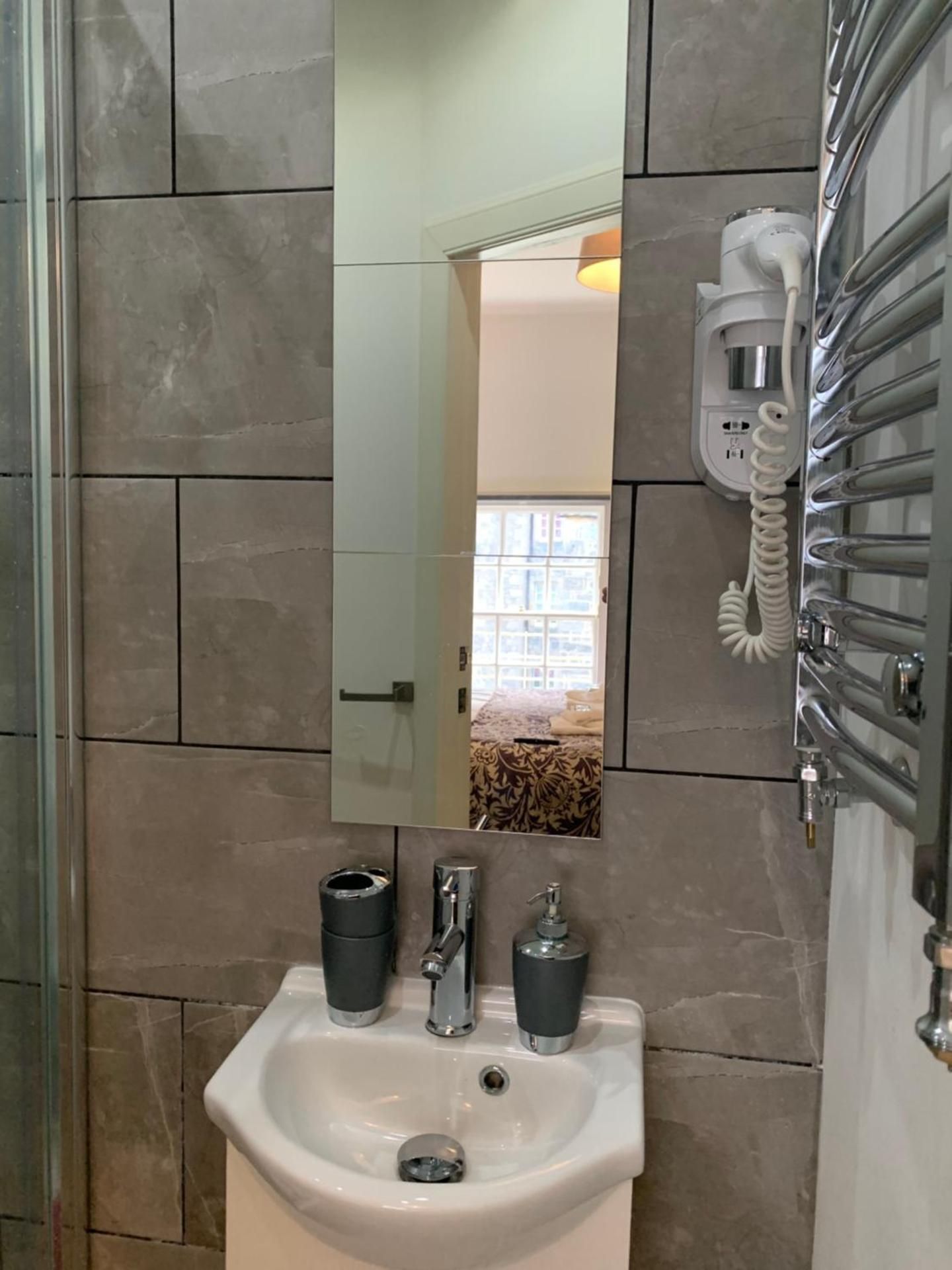 Royal Mile Sir Hume Residency Deluxe Double Room - Dundas 3