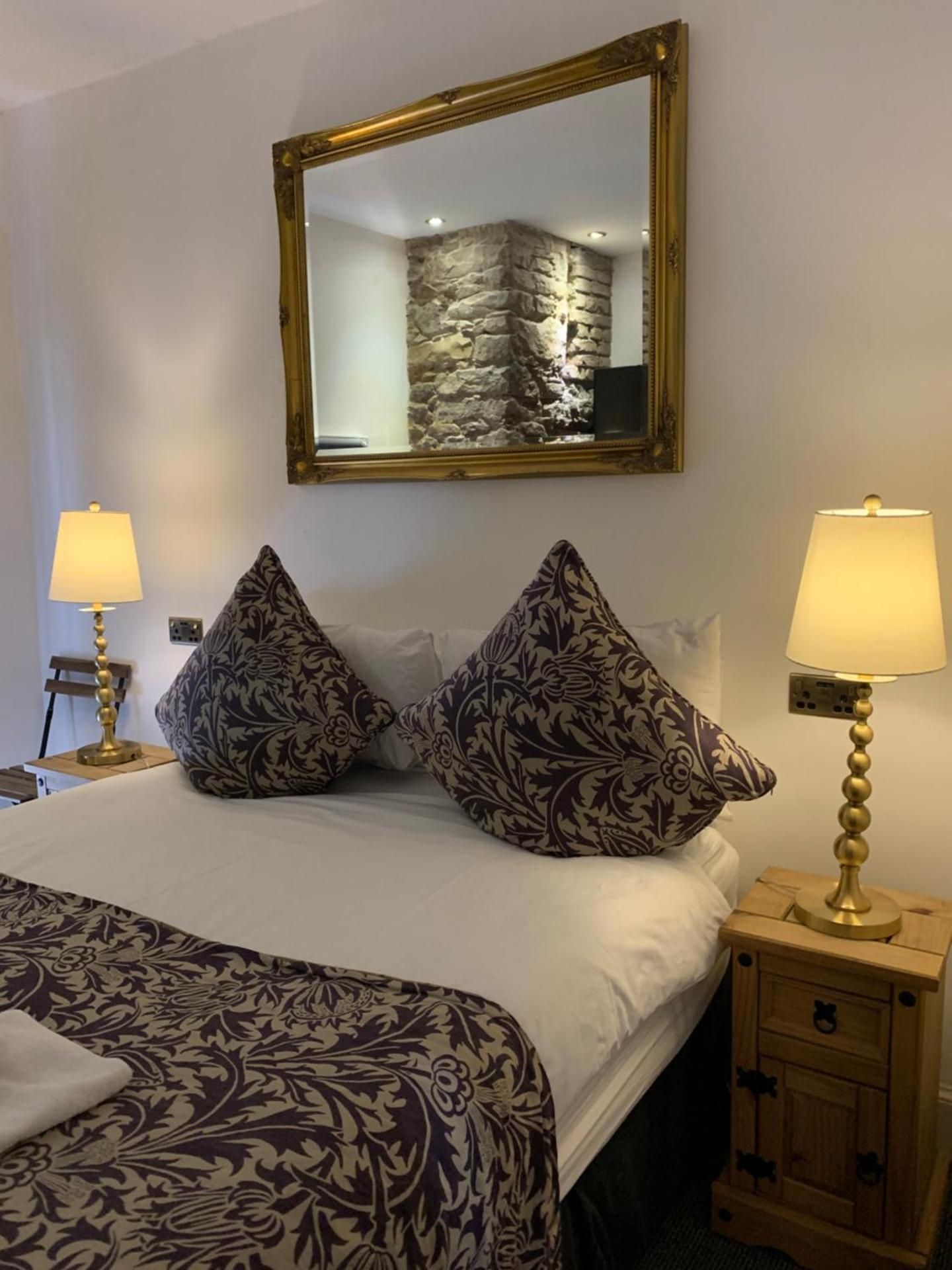 Royal Mile Sir Hume Residency Deluxe Double Room - Dundas 2