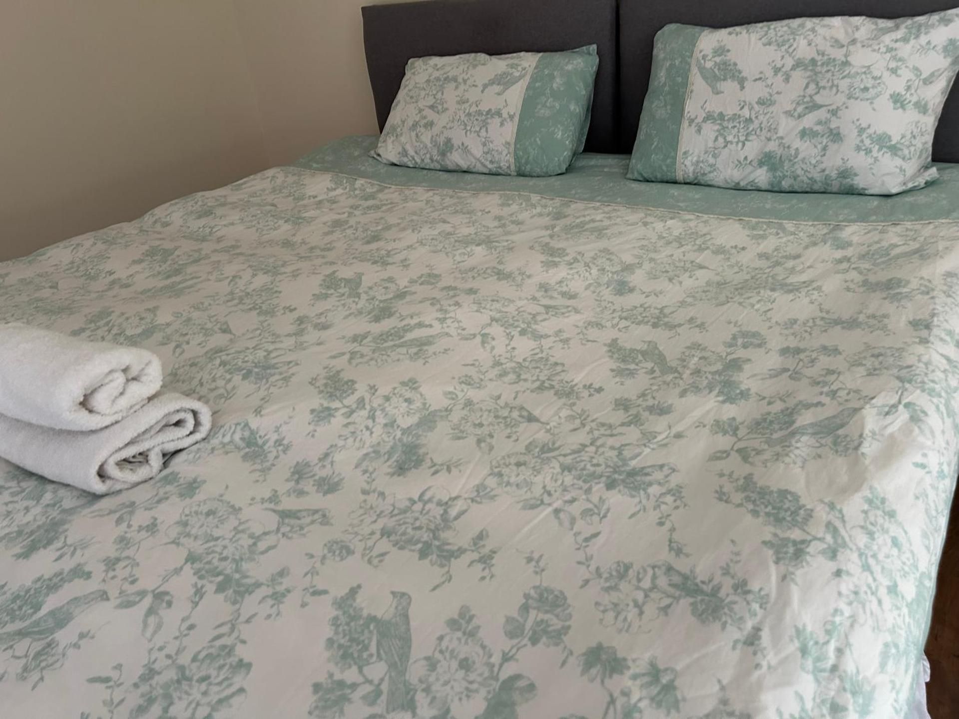 Spacious room close to tram
