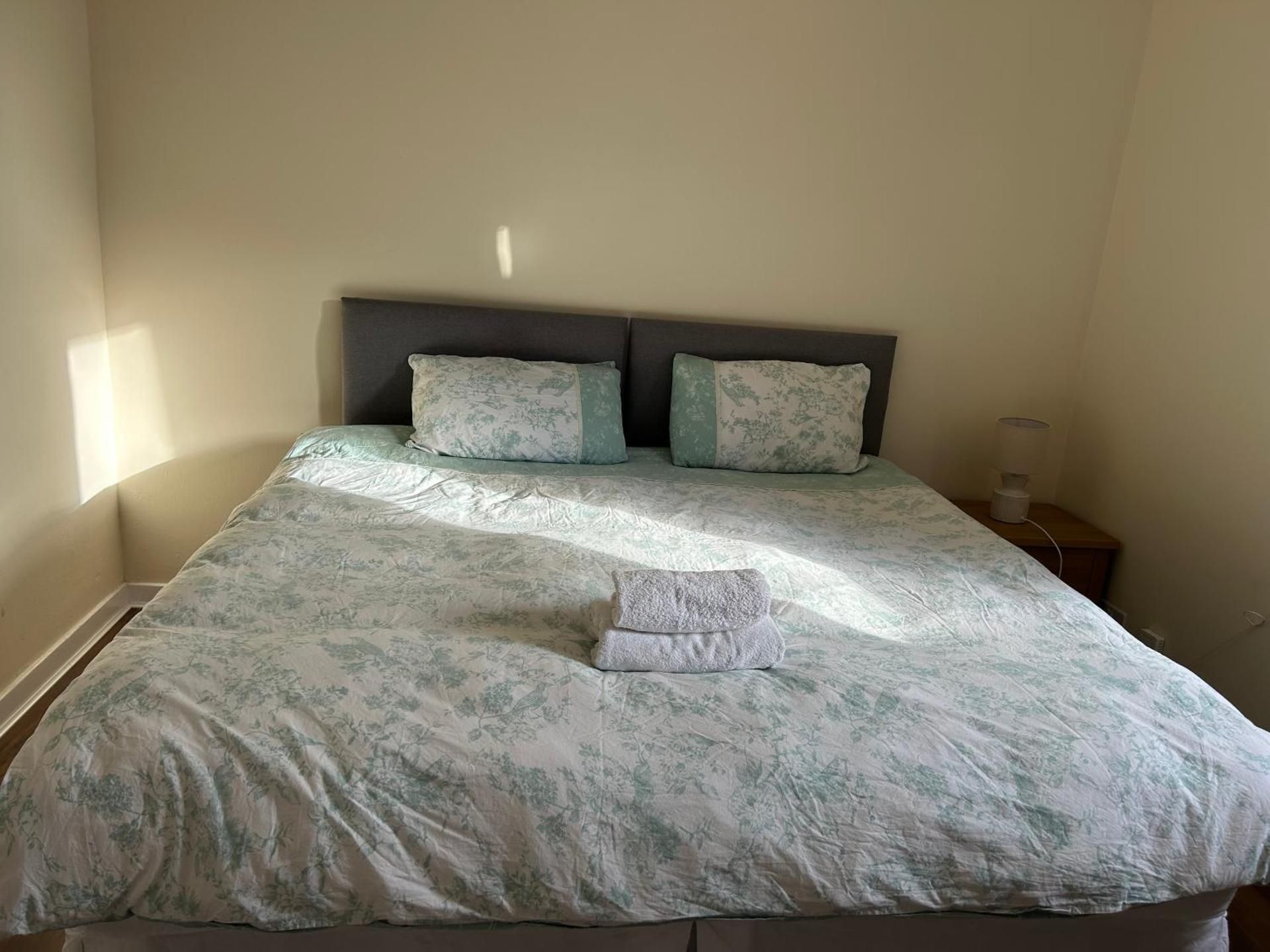 Spacious room close to tram