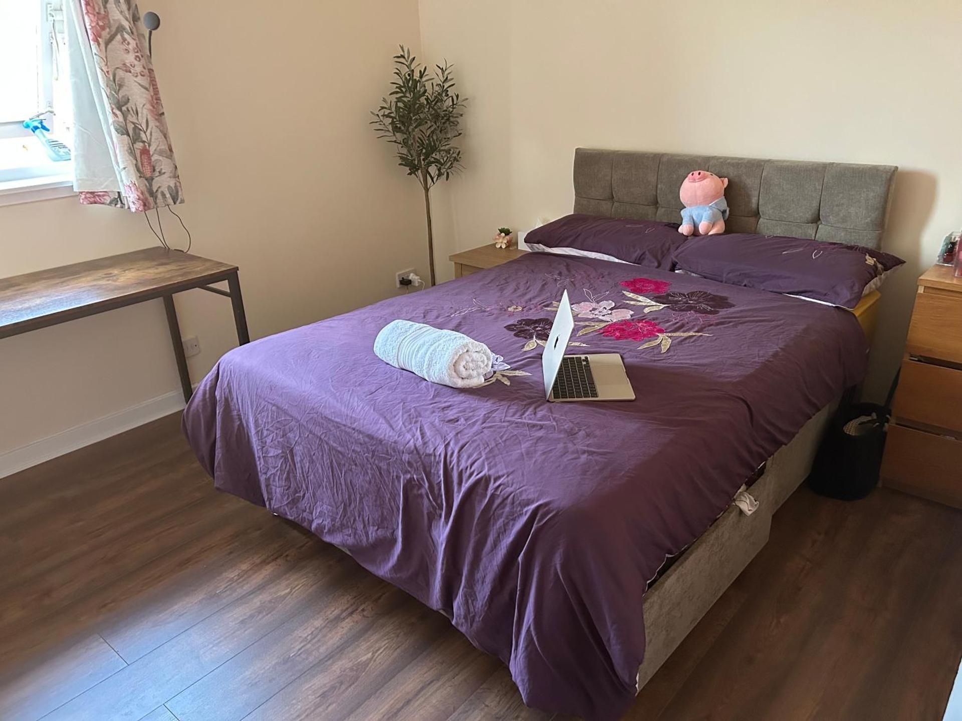 Spacious room close to tram