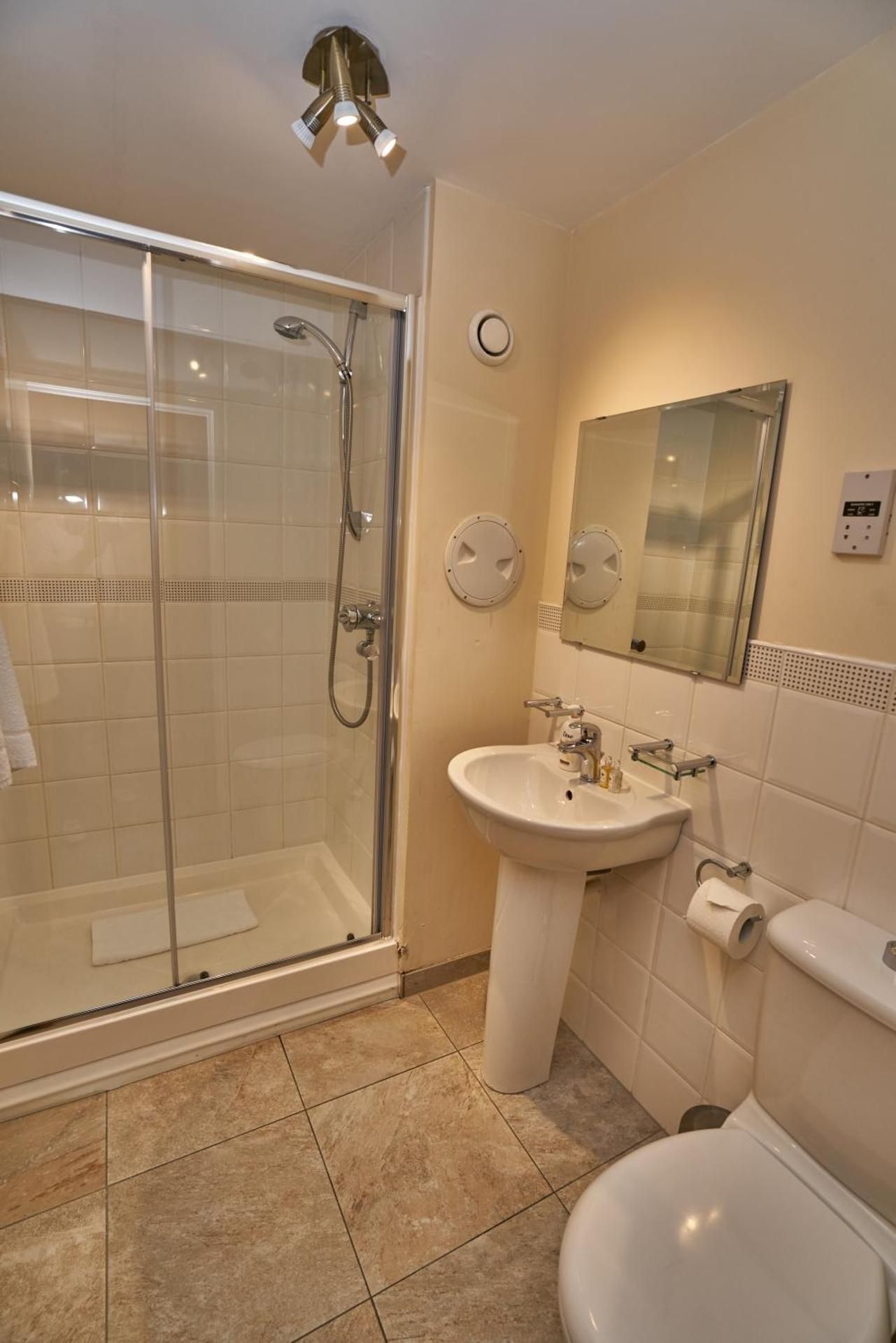 Three-Bedroom Apartment (6 People)