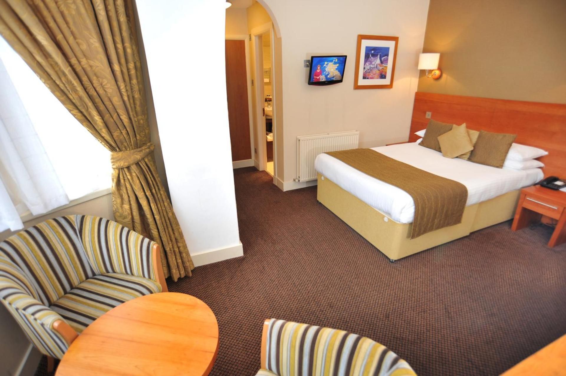 Golden Lion Hotel Family Room (2 Adults + 2 Children) 3